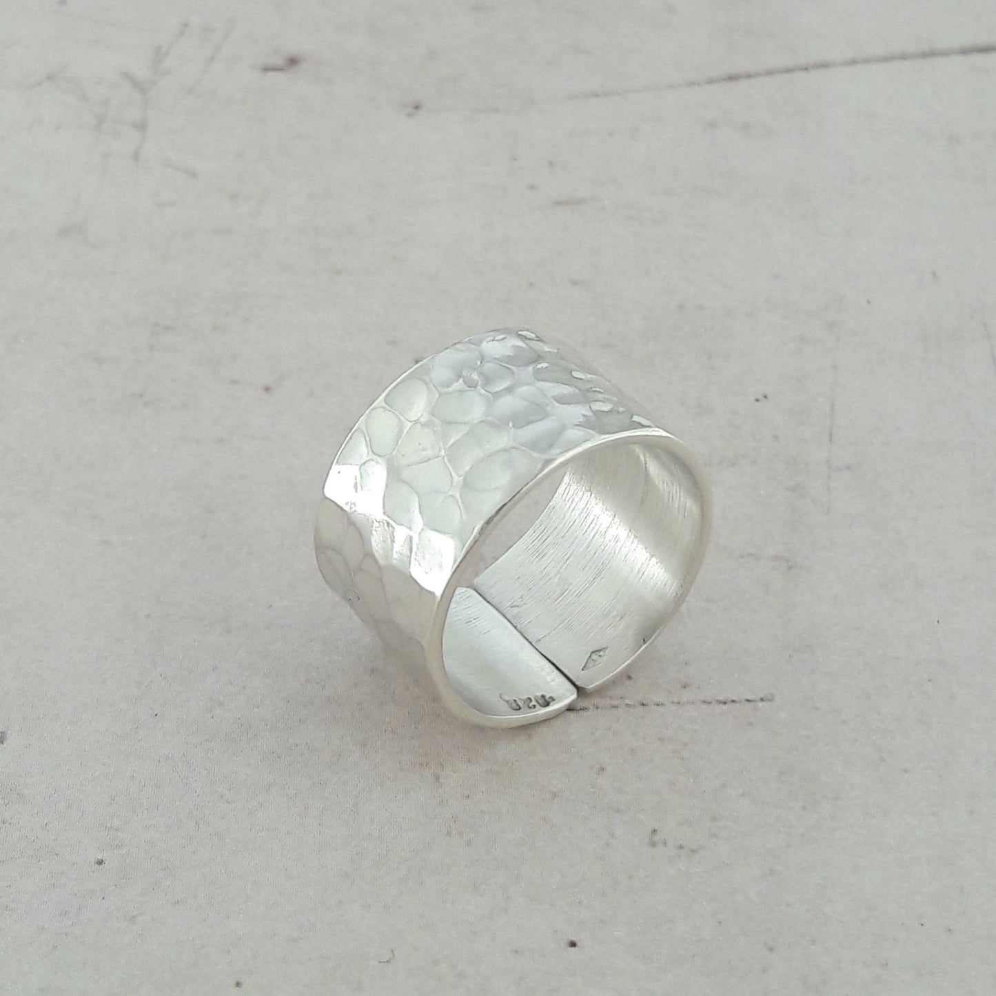 bague large en argent massif martelé pour femme