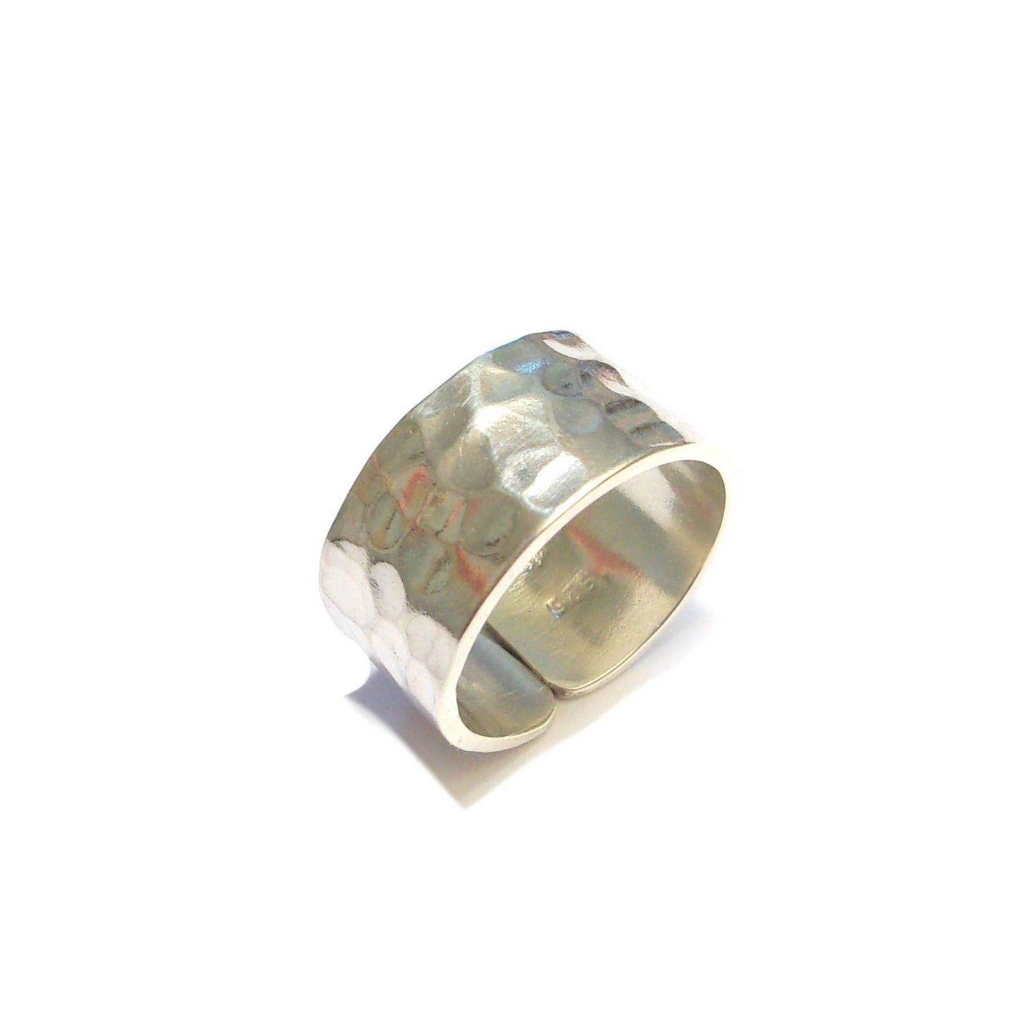 Bague large en argent massif martelé, au design à la fois moderne et intemporel. Avec une largeur de 10 mm, l'anneau se distingue par son allure contemporaine et sa solidité, offrant une pièce durable et résistante à l'usure. Ce bijou élégant s'adapte à tous les styles et ne se démode jamais, en faisant un choix parfait pour toute occasion.