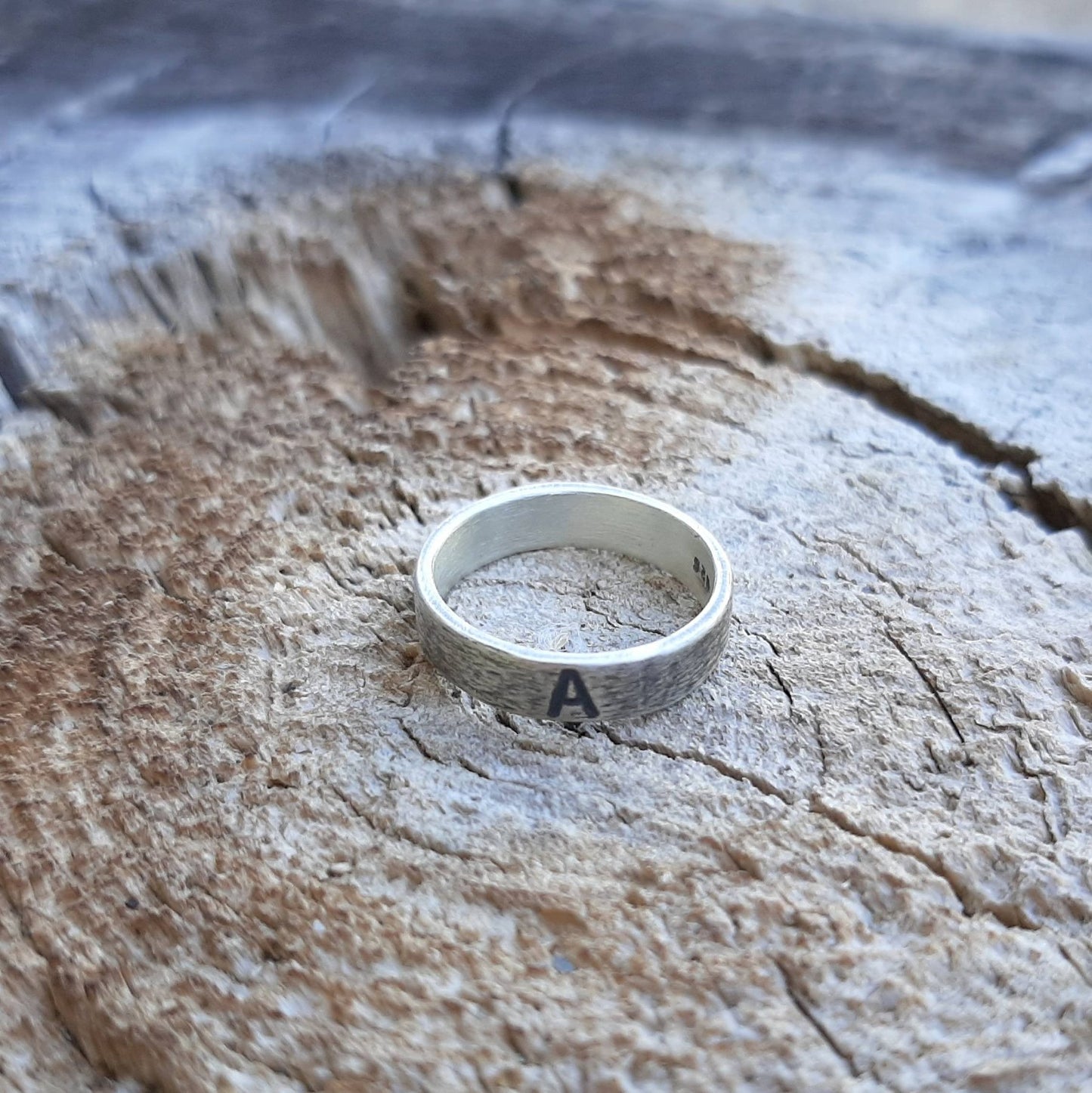 Bague en argent massif patiné gravée d'une lettre majuscule.
Bague monogramme, bague lettre, bague initiale.
Bijoux non genrés.