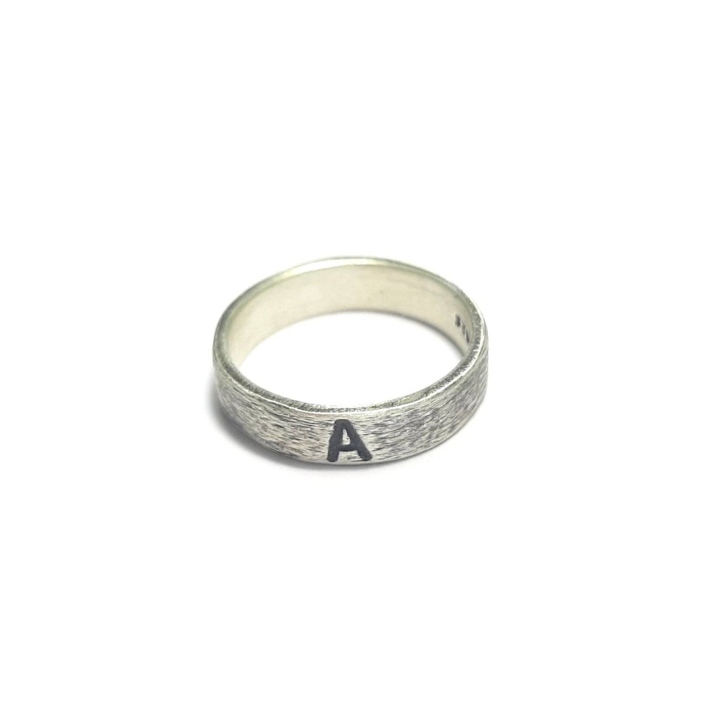 Bague en argent massif patiné gravée d'une lettre majuscule.
Bague monogramme, bague lettre, bague initiale.