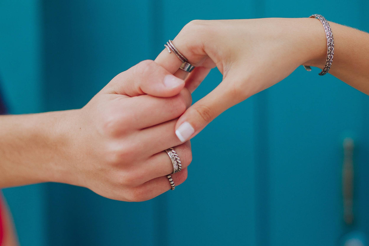 Bague torsadée fabriquée en argent massif patiné, alliant élégance et rusticité. Son design artisanal offre une touche d'originalité tout en restant intemporel, convenant aussi bien aux hommes qu'aux femmes. Avec une largeur d’environ 2,6 mm, ce bijou distinctif reflète une esthétique authentique, parfaite pour symboliser un engagement, une amitié, ou pour offrir à quelqu'un qui apprécie les pièces uniques et pleines de caractère.