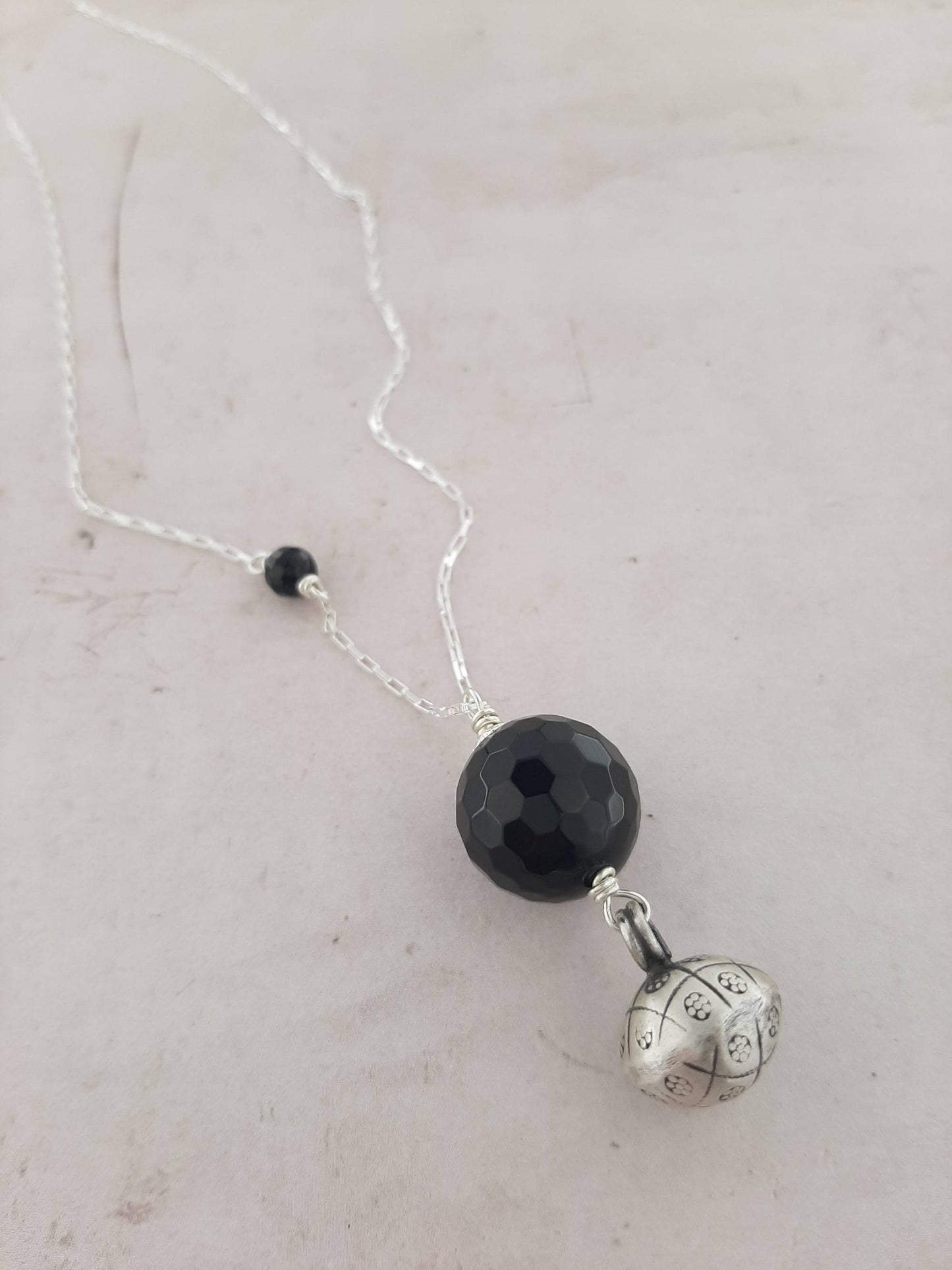 Sautoir traditionnel de grossesse. Argent 925. Pendentif onyx. Son doux.