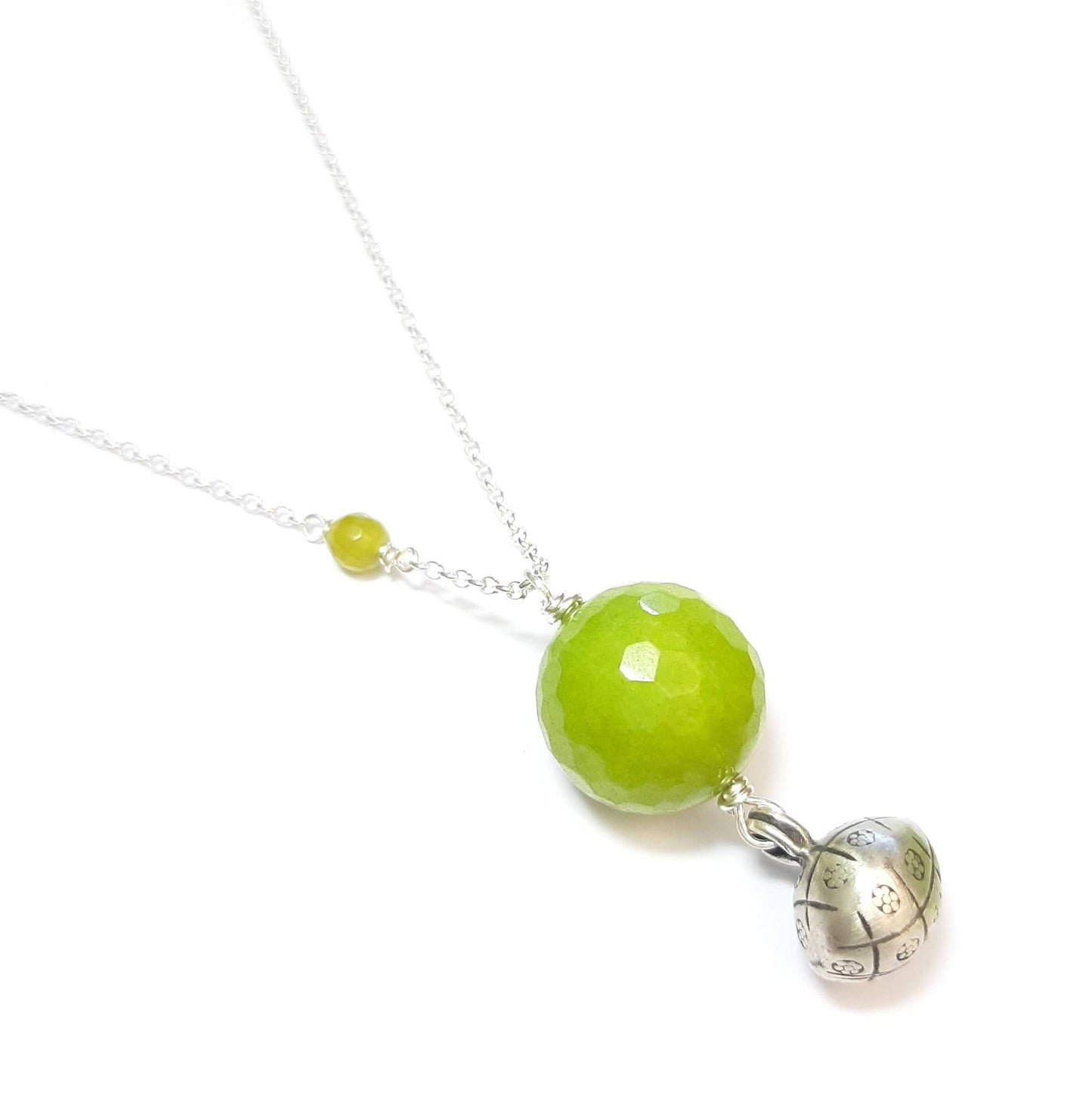 Inspiré d'une tradition indonésienne, ce sautoir de grossesse offre un moment de détente à la future maman et à son bébé. Le pendentif en serpentine, une pierre naturelle, émet un doux tintement apaisant à chaque mouvement, créant un lien unique entre la mère et l'enfant.