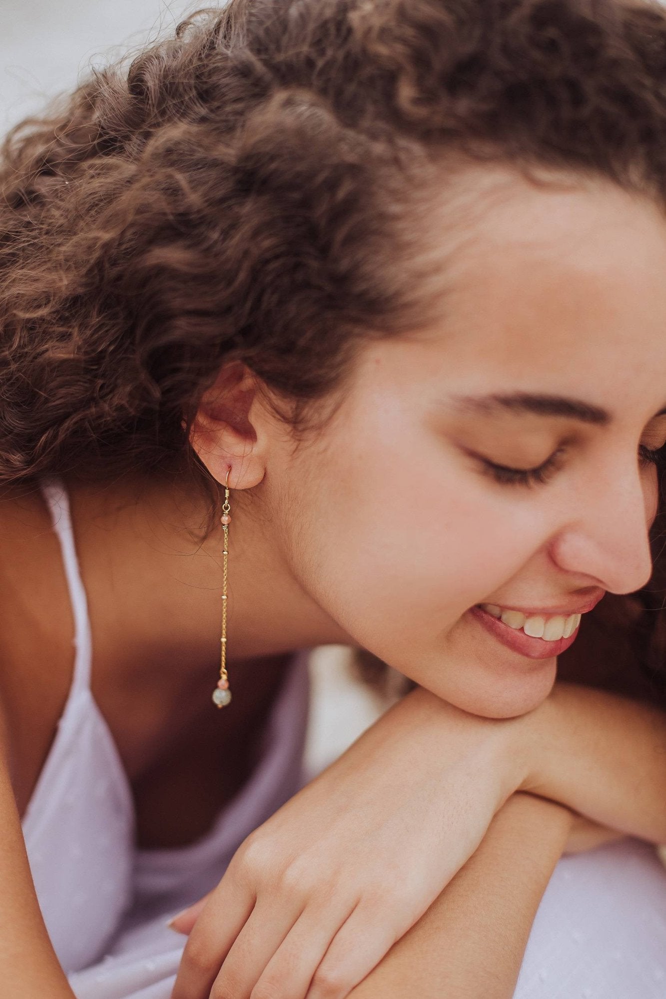 Les boucles d'oreilles longues et délicates en argent 925 doré sont ornées de labradorite et de pierre de lune, offrant une beauté captivante. La longueur est d'environ 8,7 cm avec un diamètre de labradorite de 6 mm.