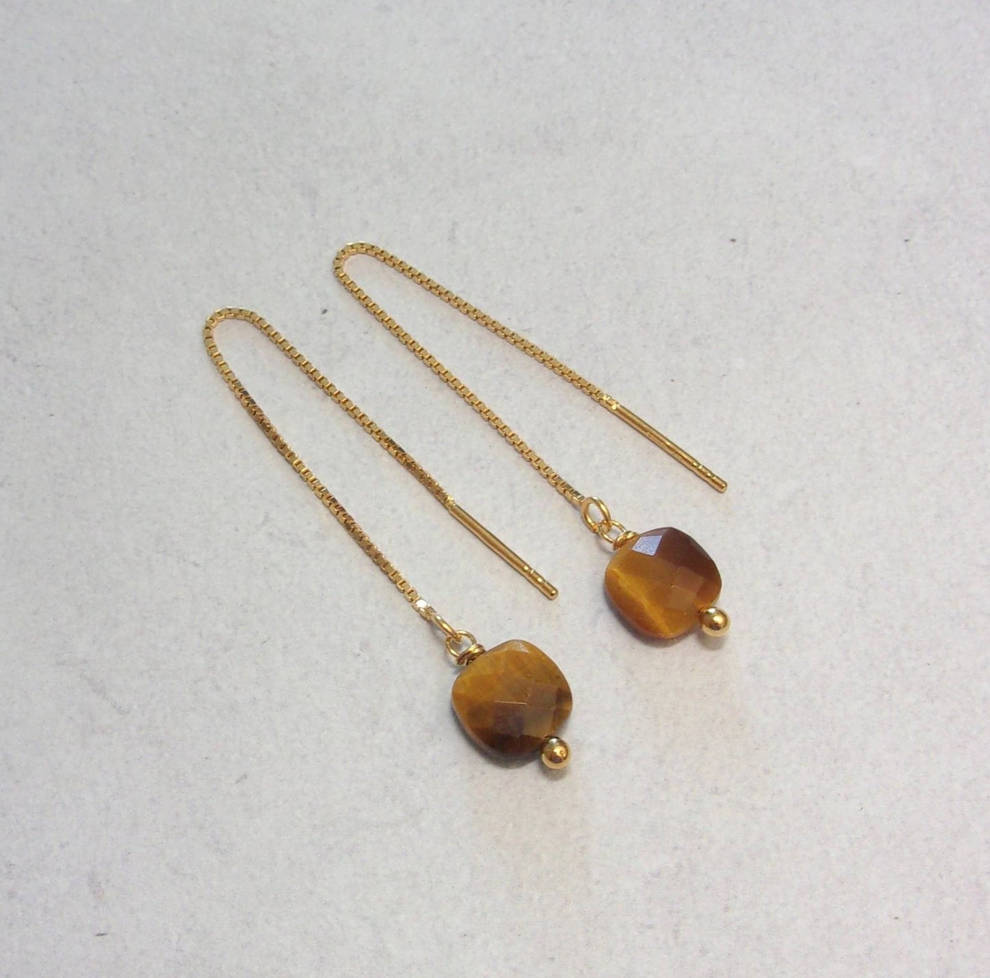 Boucles d'oreilles chaînes réglables en argent 925 doré à l'or fin 24 carats et pierres fines: œil de tigre.