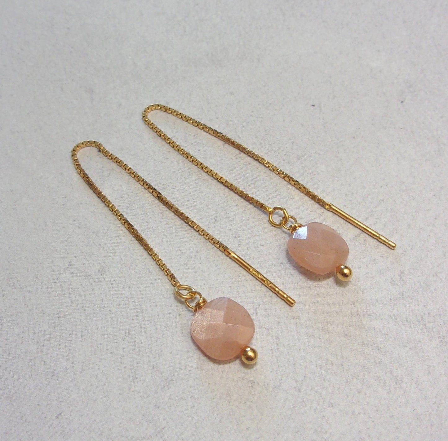 Boucles d'oreilles chaînes réglables en argent 925 doré à l'or fin 24 carats et pierres fines: pierre de lune.