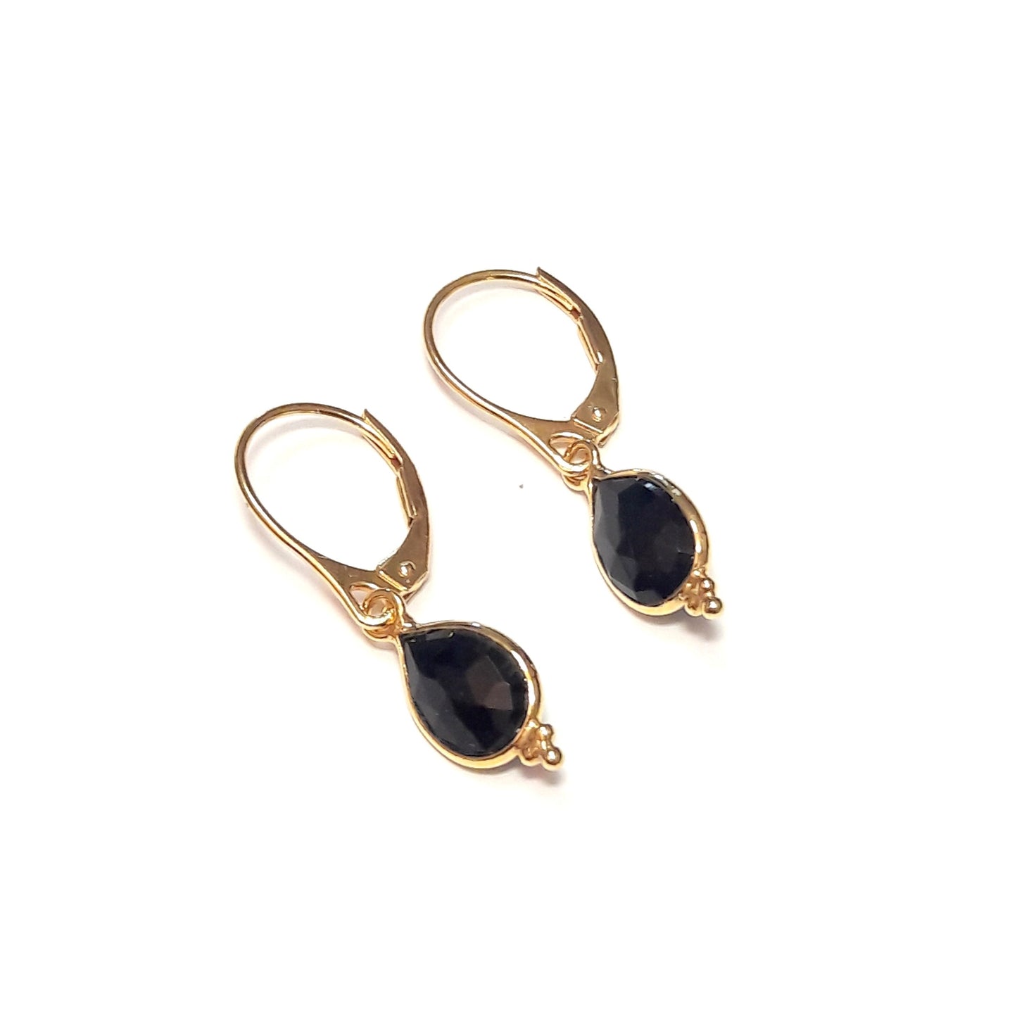 Boucles d'oreilles dormeuses en argent 925 doré à l'or fin ornées de pierres naturelles noires d'onyx.
