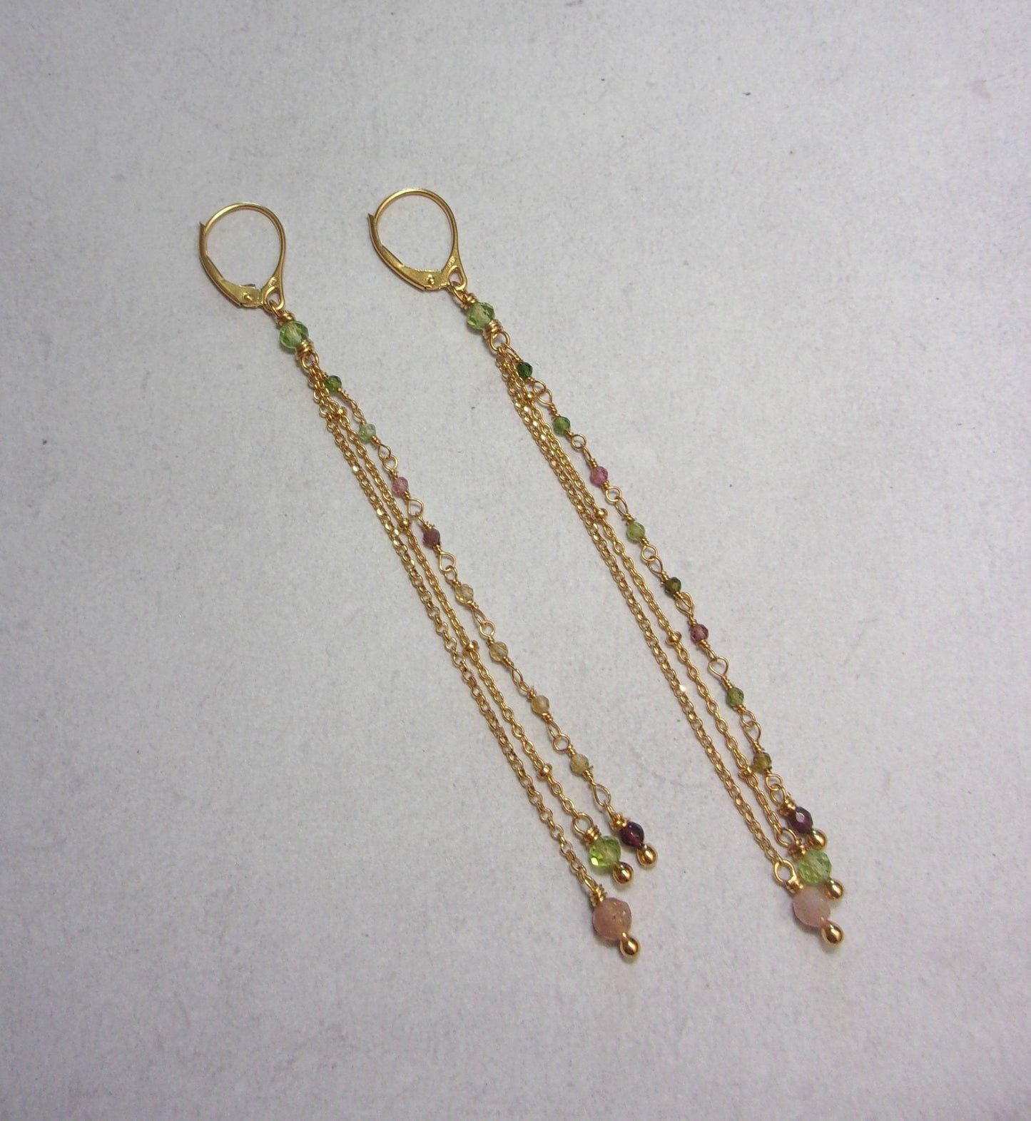 Boucles d'oreilles dormeuses en argent 925 doré à l'or fin 24k et pierres naturelles: tourmaline, péridot et pierre de lune. Les pierres sont naturelles, leurs couleurs peuvent varier légèrement.