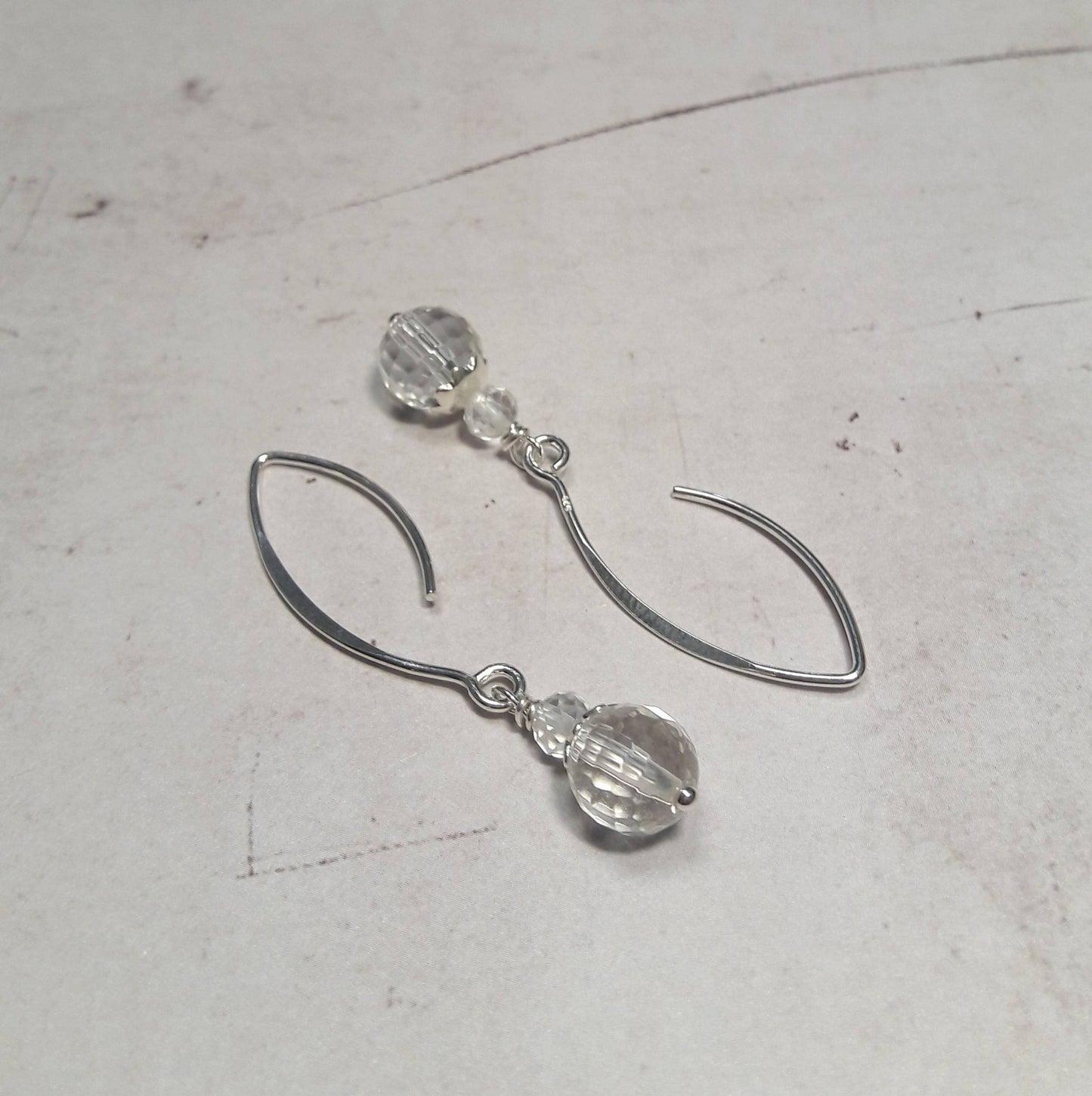 Boucles d'oreilles pendantes en argent massif avec pierres naturelles transparentes en cristal de roche, style éthique et raffiné