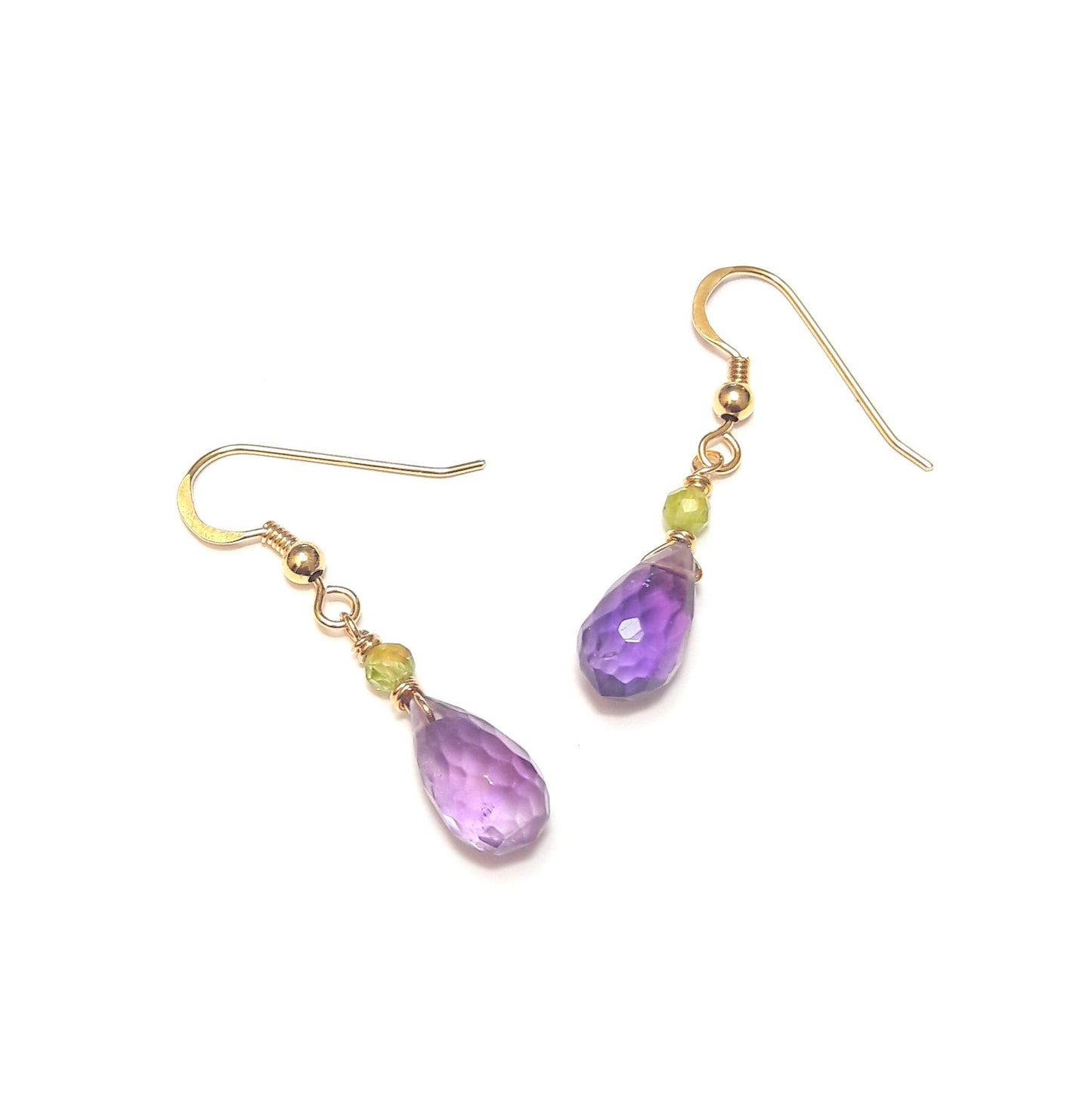 Sublimez votre style avec ce duo d’améthyste et de péridot monté sur argent 925. Des boucles d’oreilles aux vibrations apaisantes et colorées.