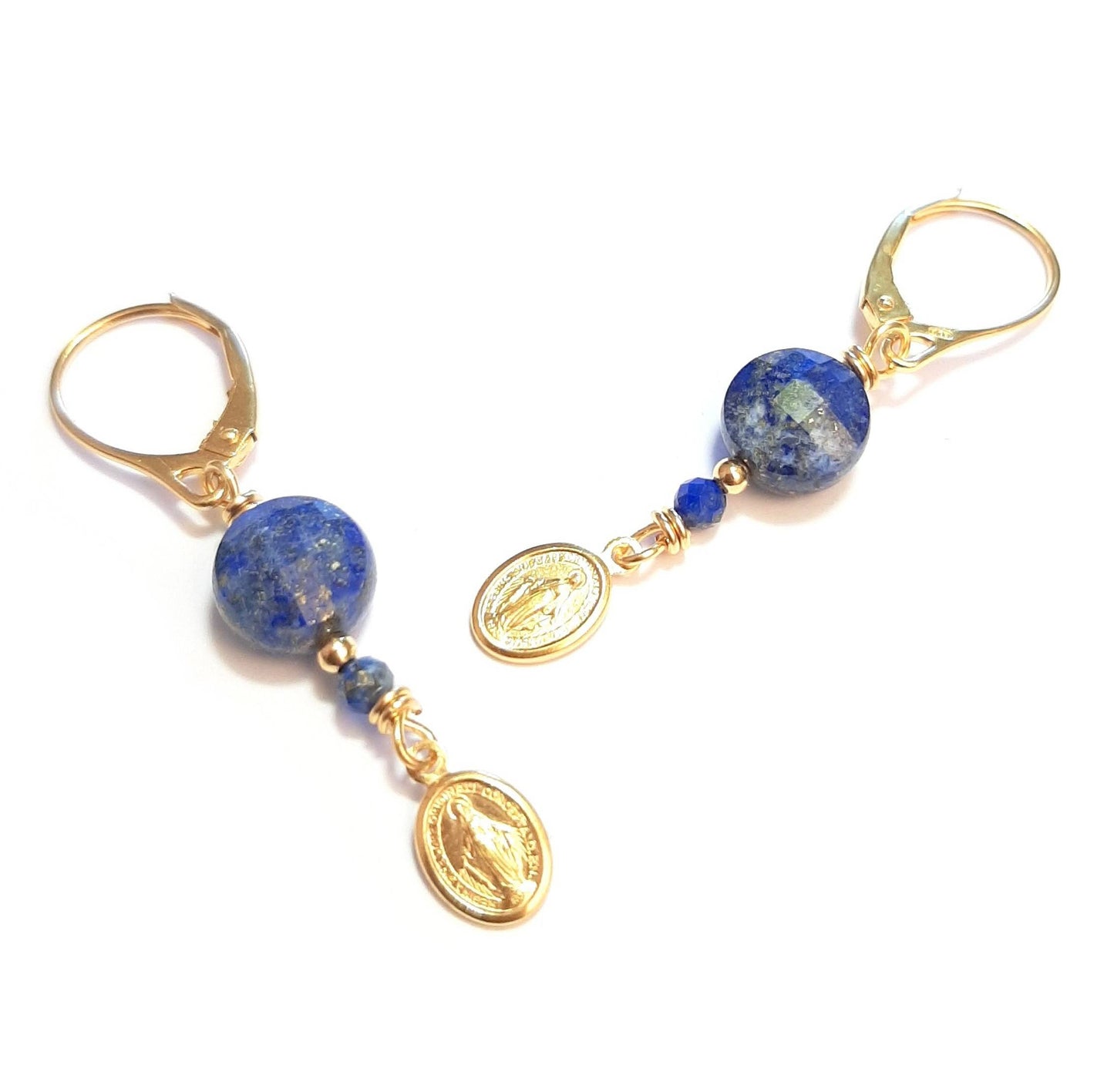 Madone – Boucles d’oreilles en lapis-lazuli & argent 925 | Bijoux symboliques femme
Ces boucles d’oreilles Madone célèbrent le féminin sacré à travers la symbolique du lapis-lazuli, pierre de vérité et de spiritualité. Montées sur de l’argent massif, elles offrent un style à la fois mystique et contemporain.
Parfaites pour une femme à la recherche d’un bijou chargé de sens, fait avec amour et conscience.
Bijoux spirituels | Argent massif | Lapis-lazuli naturel | Création artisanale en France