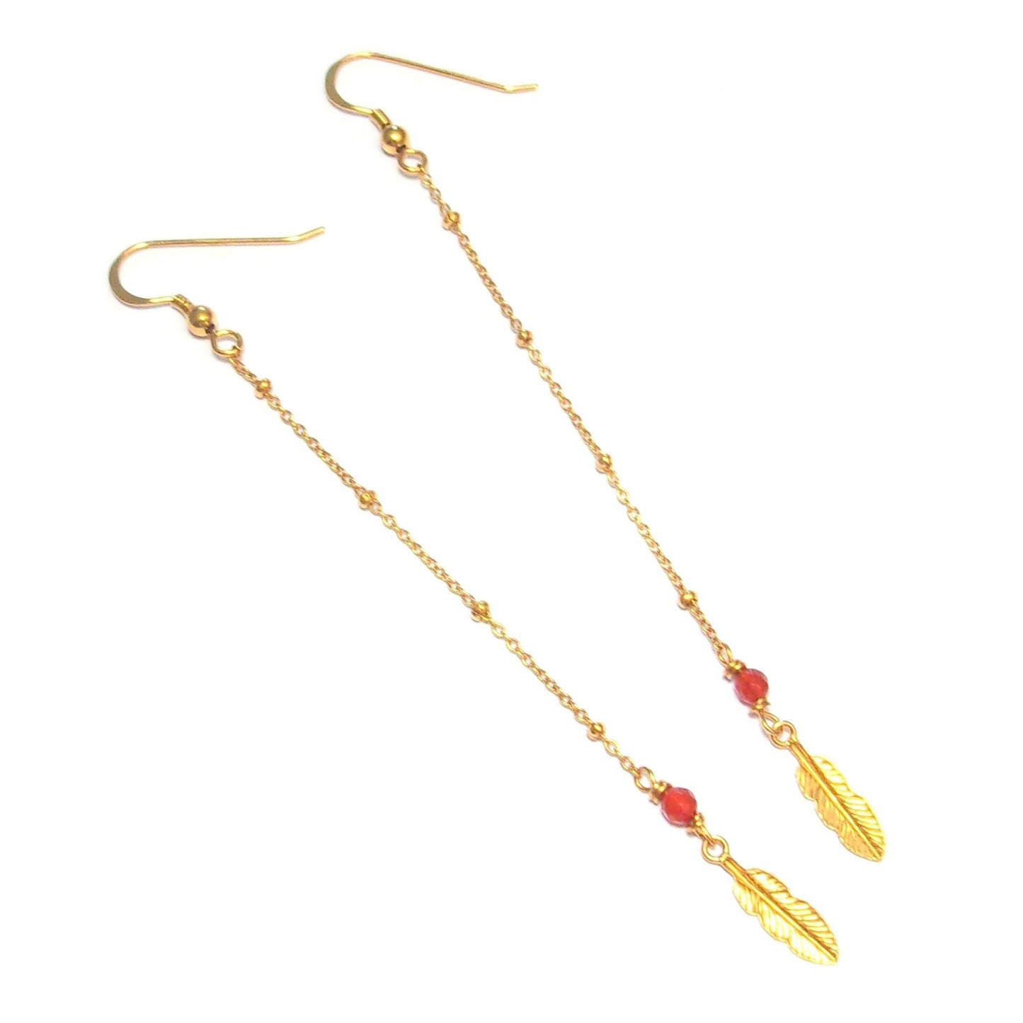 Ces boucles d'oreilles longues et délicates en argent 925 doré sont ornées de pierres naturelles de cornaline.