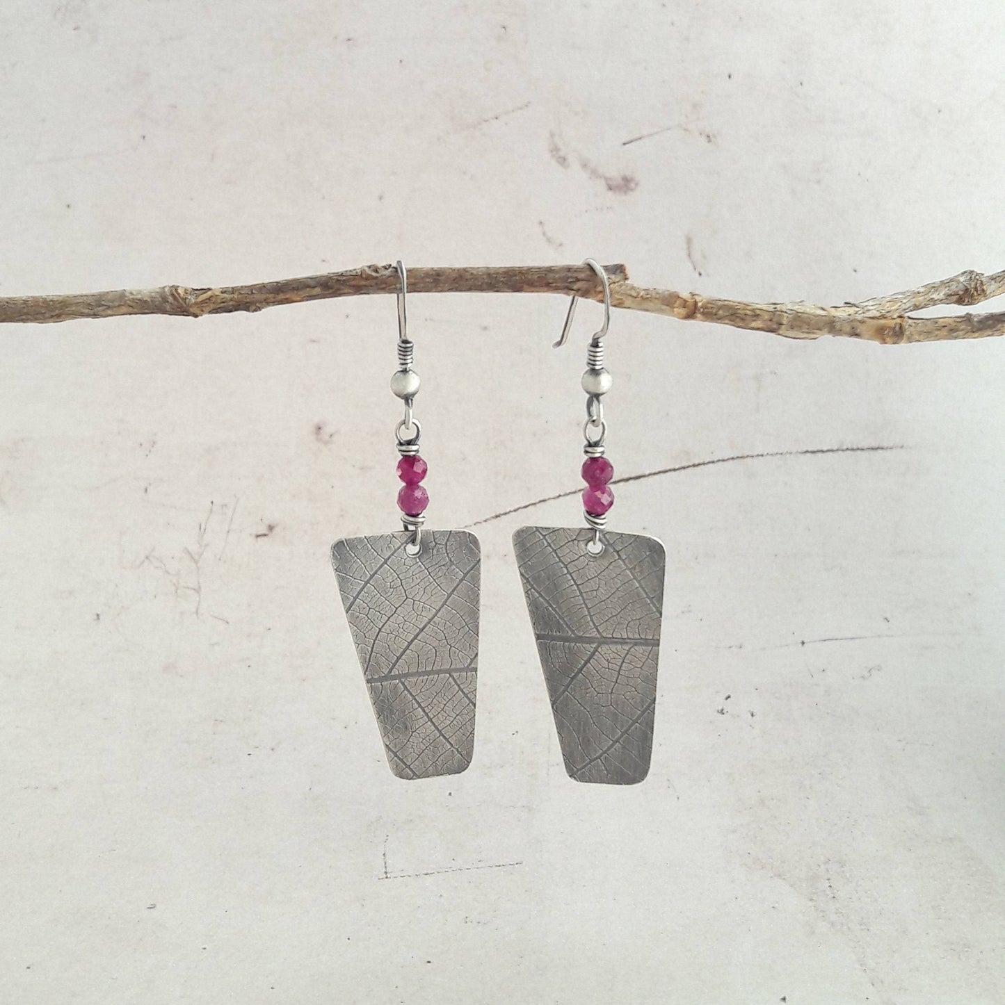 es boucles d'oreilles en argent 925 et rubis authentique évoquent un style ethnique unique, idéal pour les amateurs de bijoux d'inspiration artisanale. Les rubis symbolisent la passion et l’énergie, tandis que l'argent massif assure durabilité et élégance. Confectionnées avec soin dans une démarche éthique, elles subliment chaque tenue avec caractère.