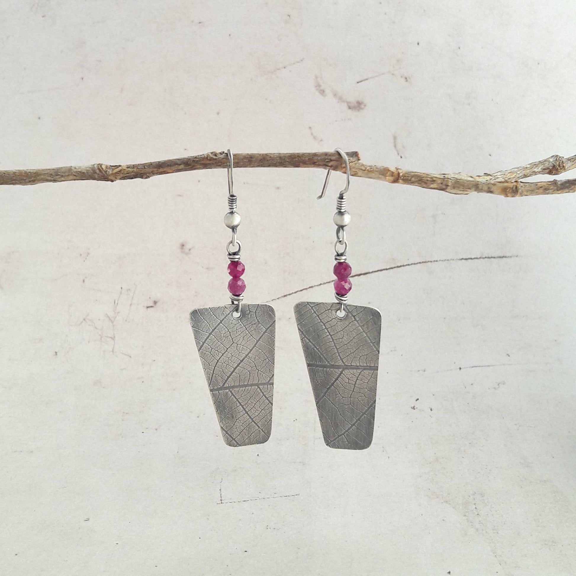 es boucles d'oreilles en argent 925 et rubis authentique évoquent un style ethnique unique, idéal pour les amateurs de bijoux d'inspiration artisanale. Les rubis symbolisent la passion et l’énergie, tandis que l'argent massif assure durabilité et élégance. Confectionnées avec soin dans une démarche éthique, elles subliment chaque tenue avec caractère.