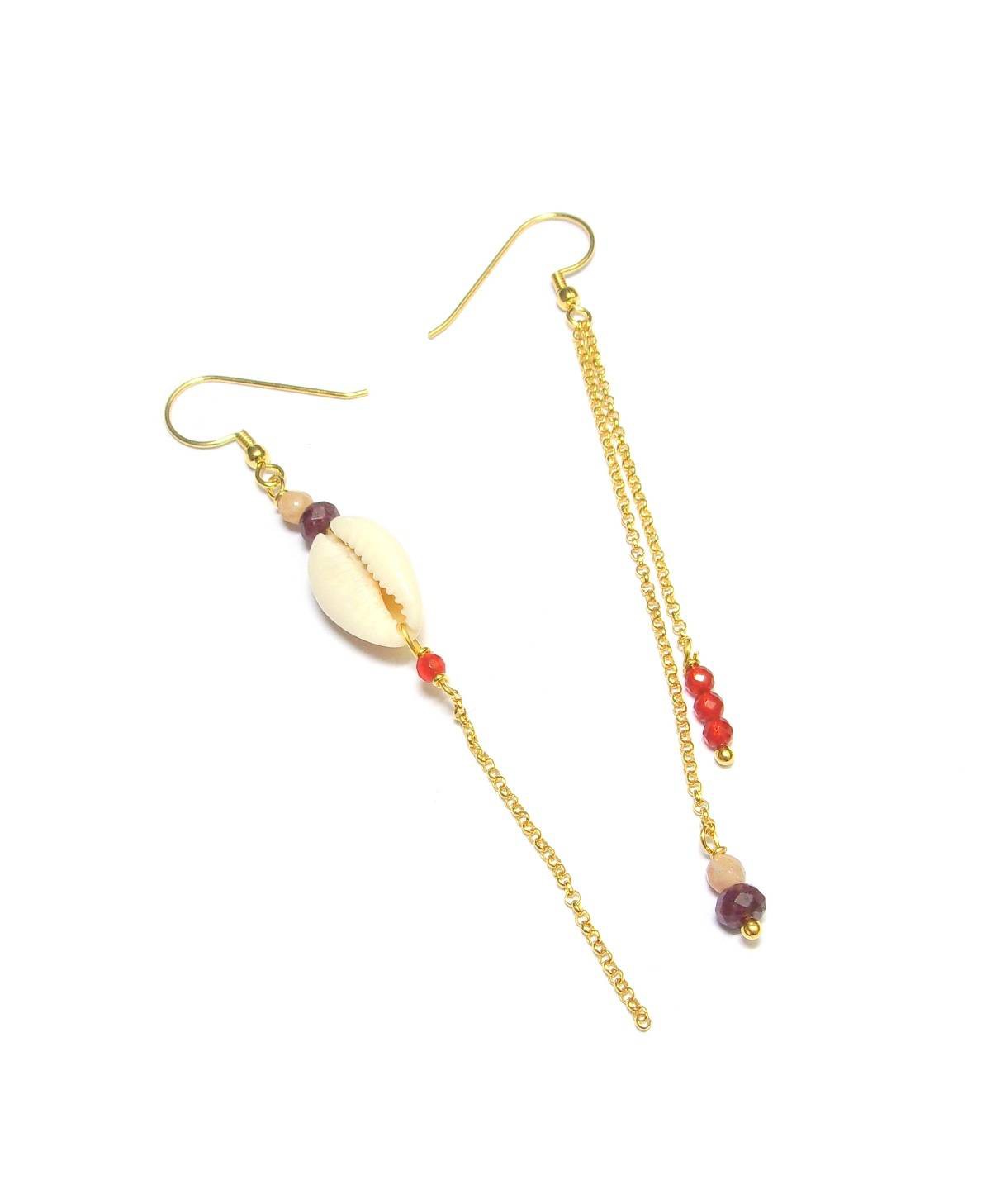 Boucles d'oreilles bohèmes asymétriques en cauri (coquillage) et pierres naturelles.
