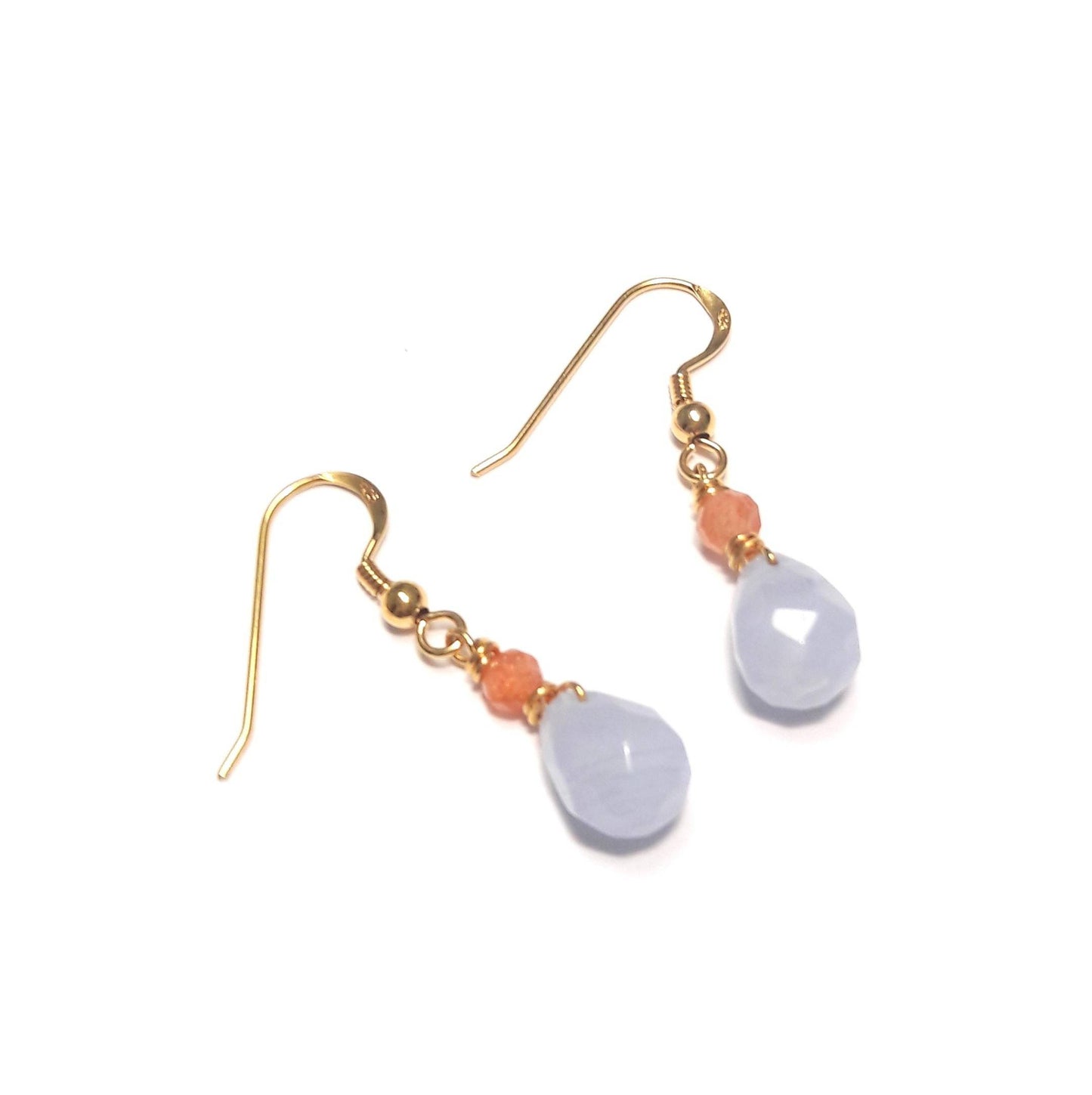 Boucles d'oreilles en argent 925 doré et pierres naturelles.
Boucles d’oreilles simples et élégantes en argent doré à l'or fin et pierres fines: calcédoine bleue et pierre de lune orange. Fabriqué à la main dans le Loiret.