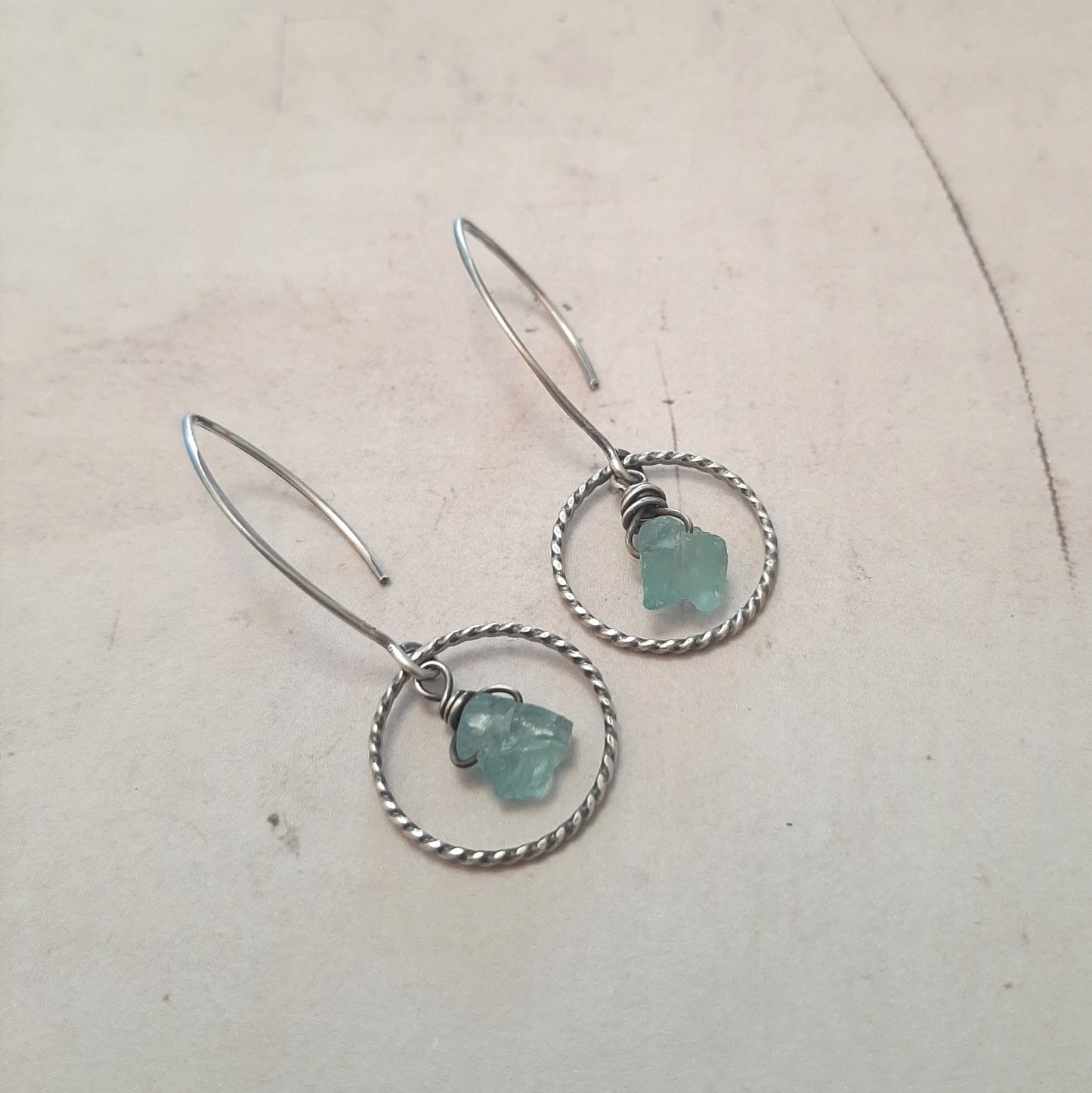 Boucles d'oreilles ethniques en argent massif avec apatite bleue