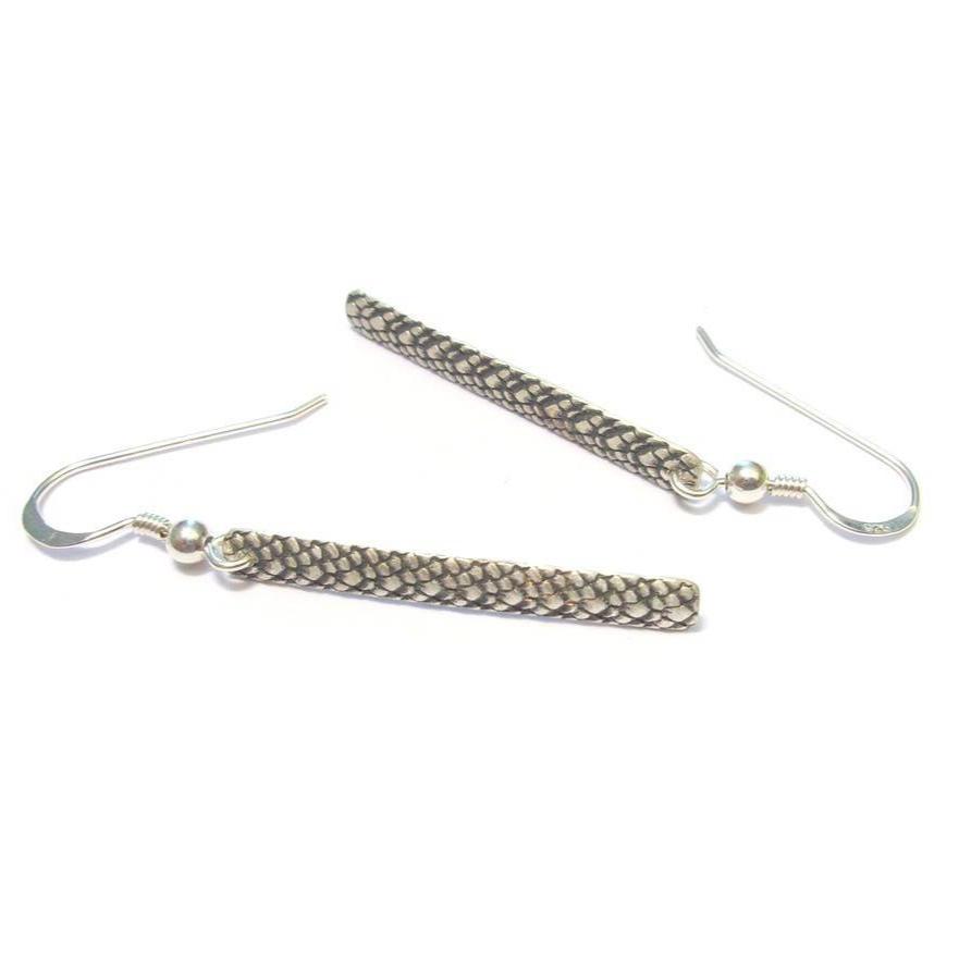 Boucles d'oreilles fines en argent massif gravé et patiné, fabriquées entièrement à la main. La longueur est d'environ 4.6 cm et la largeur d'environ 3.8 mm, offrant un design élégant et délicat.