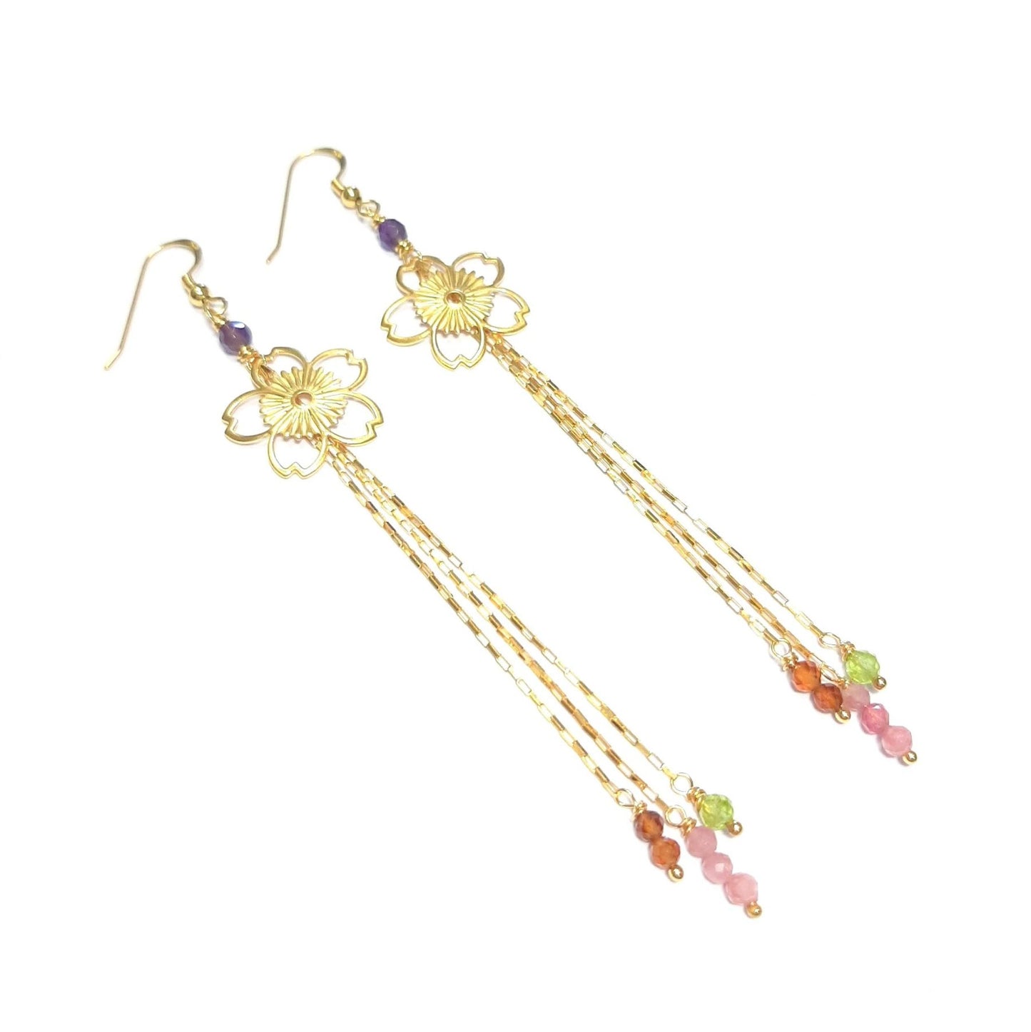 boucles d'oreilles bohèmes en argent 925 doré à l'or fin sont composées d'une fleur ouvragée, de chaînes et de pierres naturelles telles que l'améthyste, le péridot, la tourmaline rose et le grenat hessonite. La longueur est d'environ 11,5 cm, offrant un style élégant et raffiné.