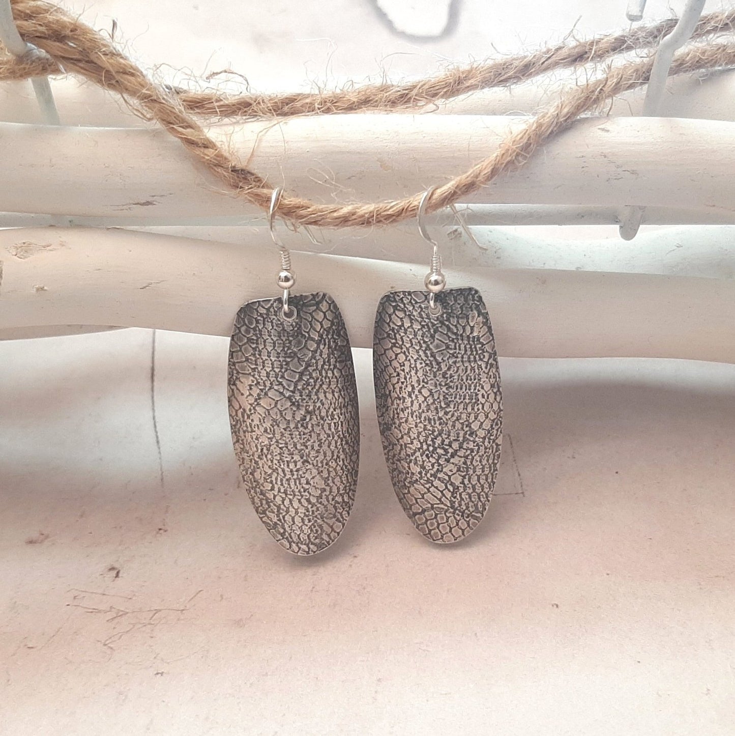 Boucles d'oreilles ethniques en argent massif patiné et texturé. L'argent est texturé avec une empreinte de dentelle ancienne.