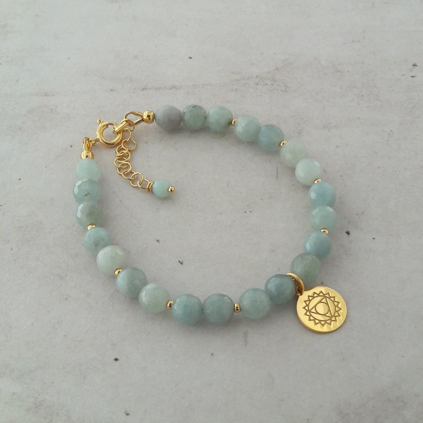 Bracelet en aigue-marine avec un breloque chakra Vishuddha.