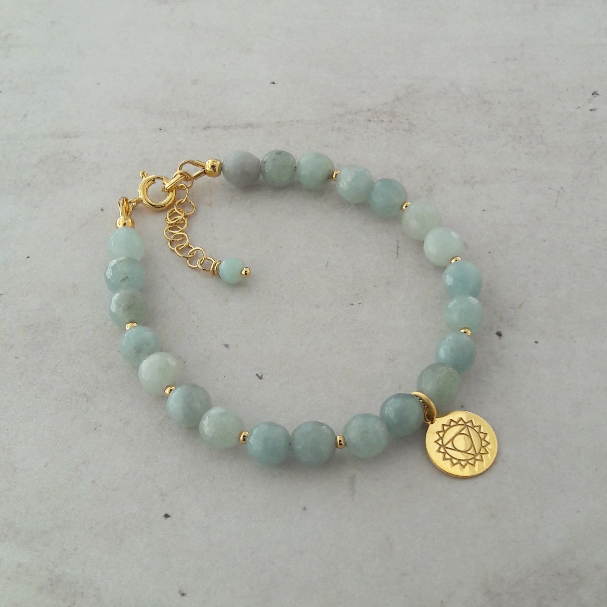 Bracelet en aigue-marine avec un breloque chakra Vishuddha.