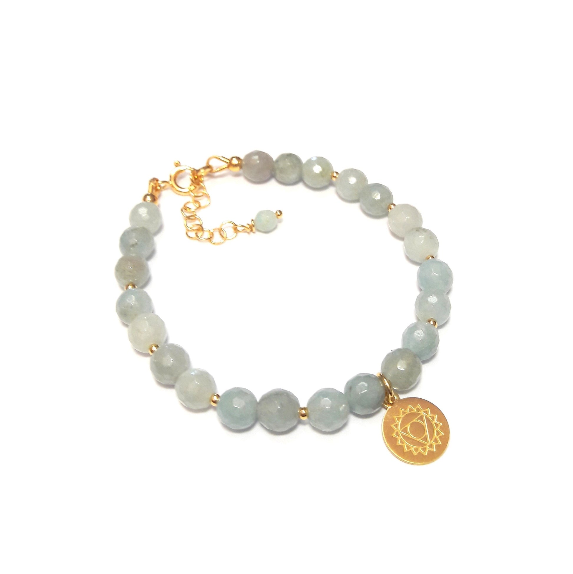 Bracelet bohème en argent fin doré en aigue-marine avec une petite médaille chakra Vishuddha.