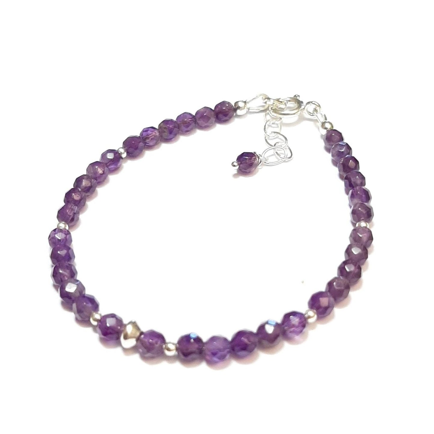Bracelet minimaliste en argent 925 et pierres fines: améthyste. Portez-le seul pour une touche minimaliste, ou associez-le à d'autres bracelets pour un look moderne et tendance.