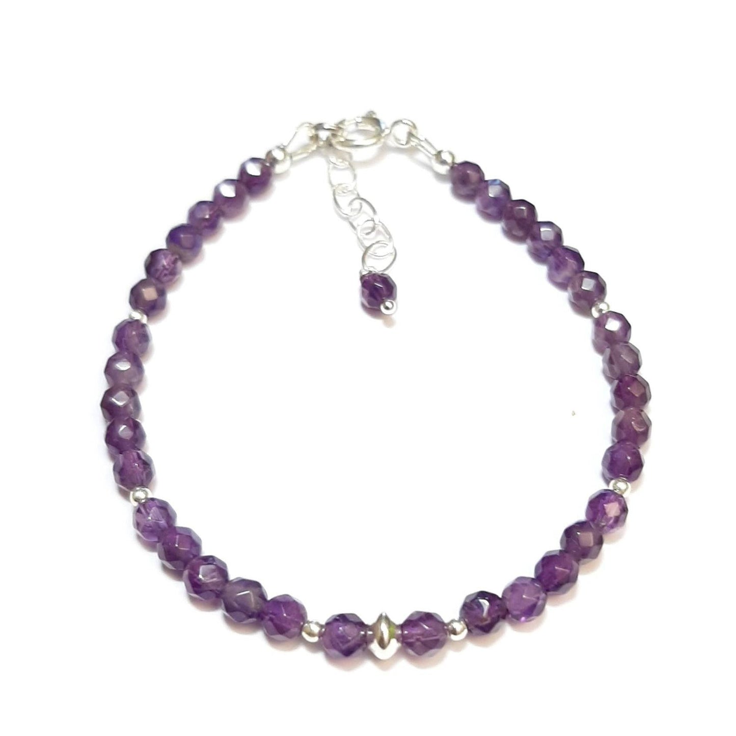 Bracelet bohème chic en argent 925 doré et pierres fines : améthyste. Portez-le seul pour une touche minimaliste, ou associez-le à d'autres bracelets pour un look moderne et tendance. Longueur : 17 cm + chainette Diamètre de l'améthyste : 4 mm. L’améthyste est associée à la sérénité, à l’équilibre et à la tempérance. Elle facilite la méditation et renforce l’intuition.