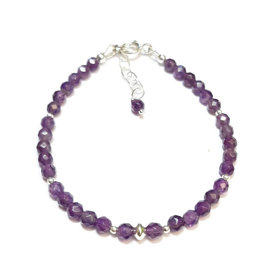 Bracelet bohème chic en argent 925 doré et pierres fines : améthyste. Portez-le seul pour une touche minimaliste, ou associez-le à d'autres bracelets pour un look moderne et tendance.  Longueur : 17 cm + chainette Diamètre de l'améthyste : 4 mm.  L’améthyste est associée à la sérénité, à l’équilibre et à la tempérance. Elle facilite la méditation et renforce l’intuition.