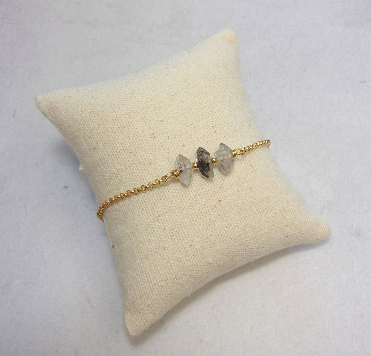 Bracelet fin et élégant en argent 925 doré à l'or fin et pierres semi-précieuses brutes: quartz diamant (diamant d'herkimer).