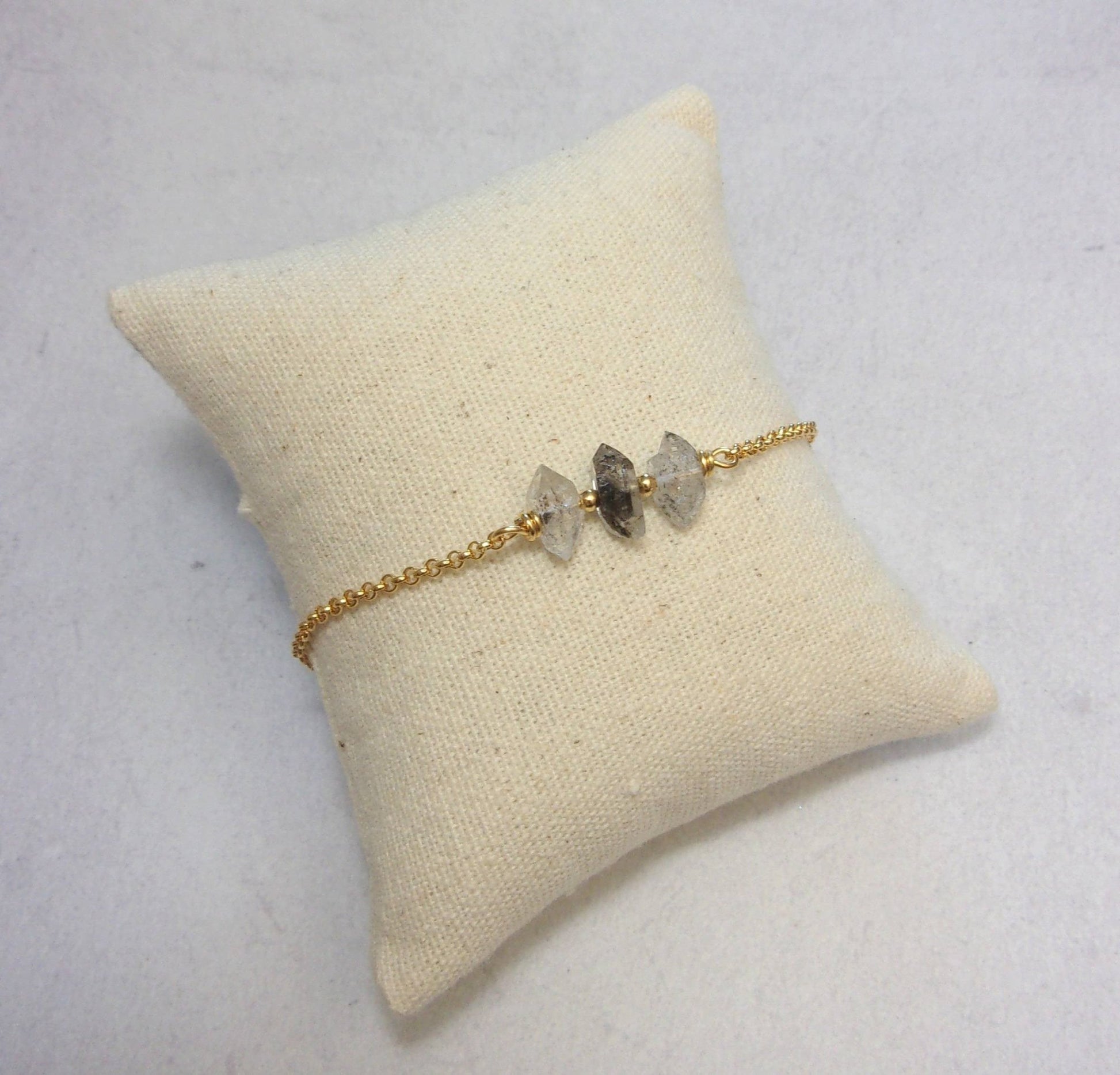 Bracelet fin et élégant en argent 925 doré à l'or fin et pierres semi-précieuses brutes: quartz diamant (diamant d'herkimer).