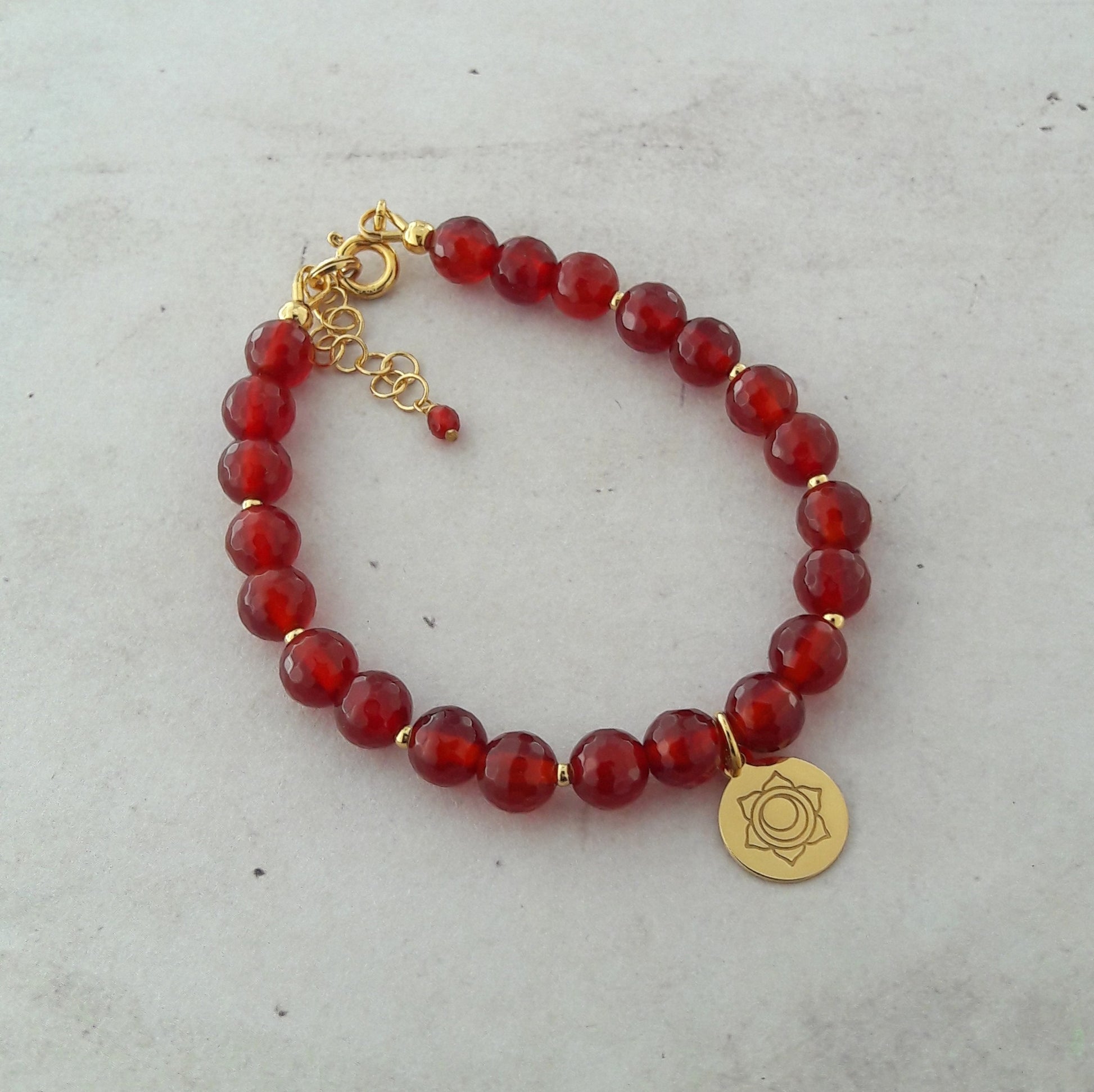 Bracelet en pierres naturelles de cornaline et argent 925 doré, mesurant 17 cm avec une chaînette d’ajustement. Orné d'une médaille délicate représentant le chakra Svadhisthana, le chakra sacré, ce bijou symbolise les émotions, la sexualité et la créativité. La cornaline, avec un diamètre de 6 mm, est une pierre associée à la vitalité et à l’énergie. Ce bracelet est idéal pour les personnes en quête d’équilibre émotionnel et de connexion avec leur créativité intérieure.