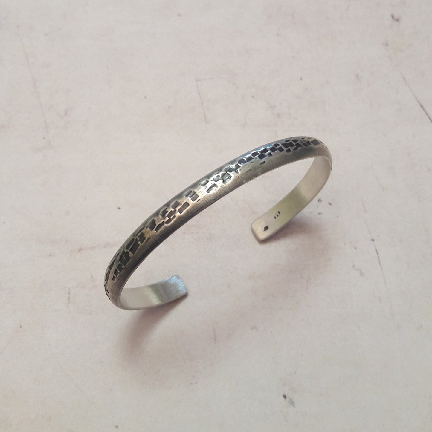 bracelet jonc ouvert pour homme en argent 925 patiné. Travail artisanal de qualité au style intemporel.