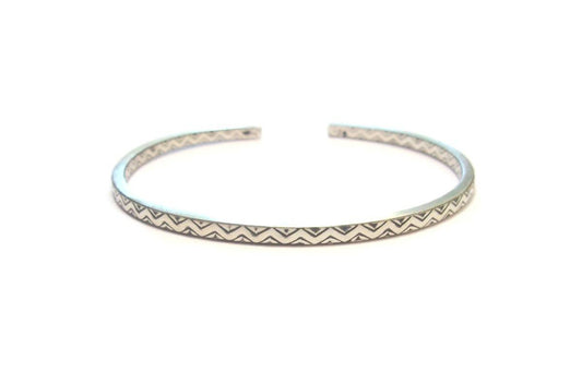 Bracelet rigide aux inspirations ethniques en argent massif