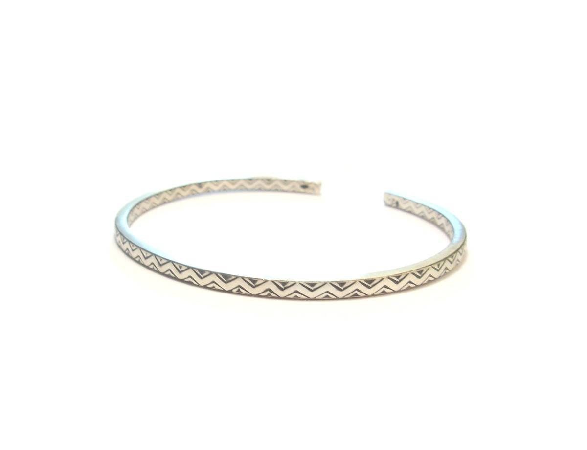 Bracelet jonc ouvert en argent massif.bijoux tribal femme