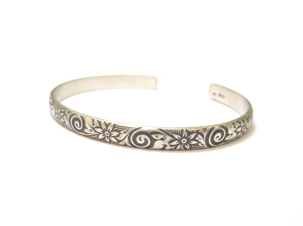 Bracelet ethnique femme en Argent Massif 925 – Jonc rigide gravé à la main – Bijou artisanal bohème chic – Livré dans un écrin cadeau prêt à offrir