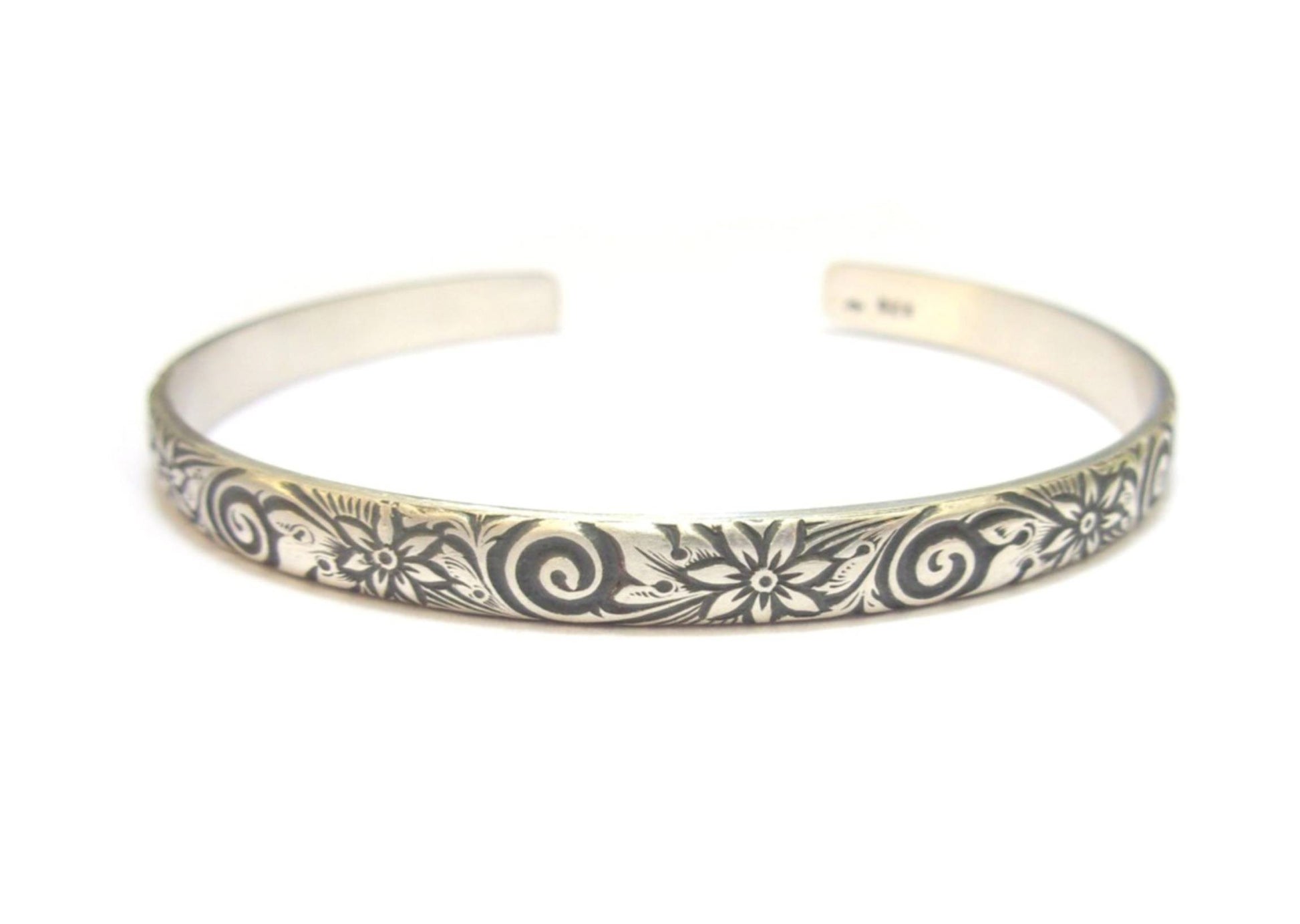 Bracelet artisanal réglable en argent massif, fleurs gravés. Bracelet rigide pour femme. bijoux tribal femme