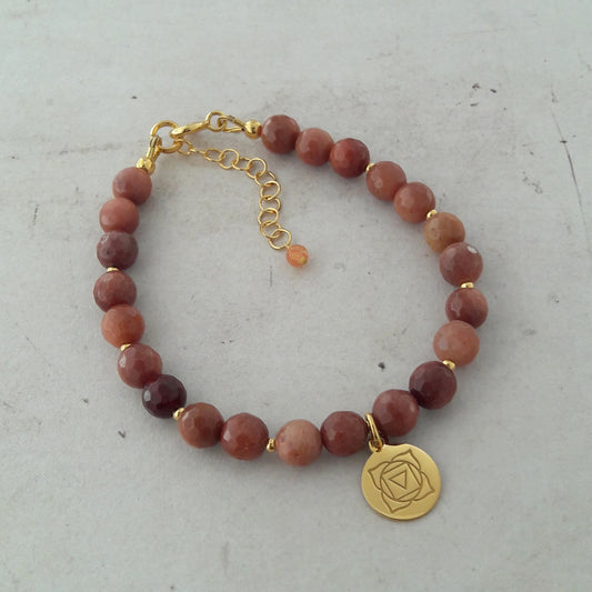 Bracelet bohème pour femme en jaspe rouge avec une médaille du chakra muladhara, le chakra racine.
Les bijoux des 7 chakras sont conçus pour équilibrer et harmoniser les énergies des chakras, qui sont des centres d’énergie dans le corps selon la tradition yogique et ésotérique. Ils sont pensés pour favoriser l’alignement de ces centres énergétiques, contribuant ainsi à l’harmonie du corps, des émotions, de l’esprit et de l’âme.