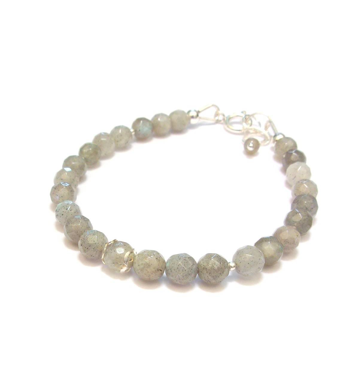 Bracelet en argent 925 avec pierres naturelles de labradorite, offrant protection et équilibre énergétique.