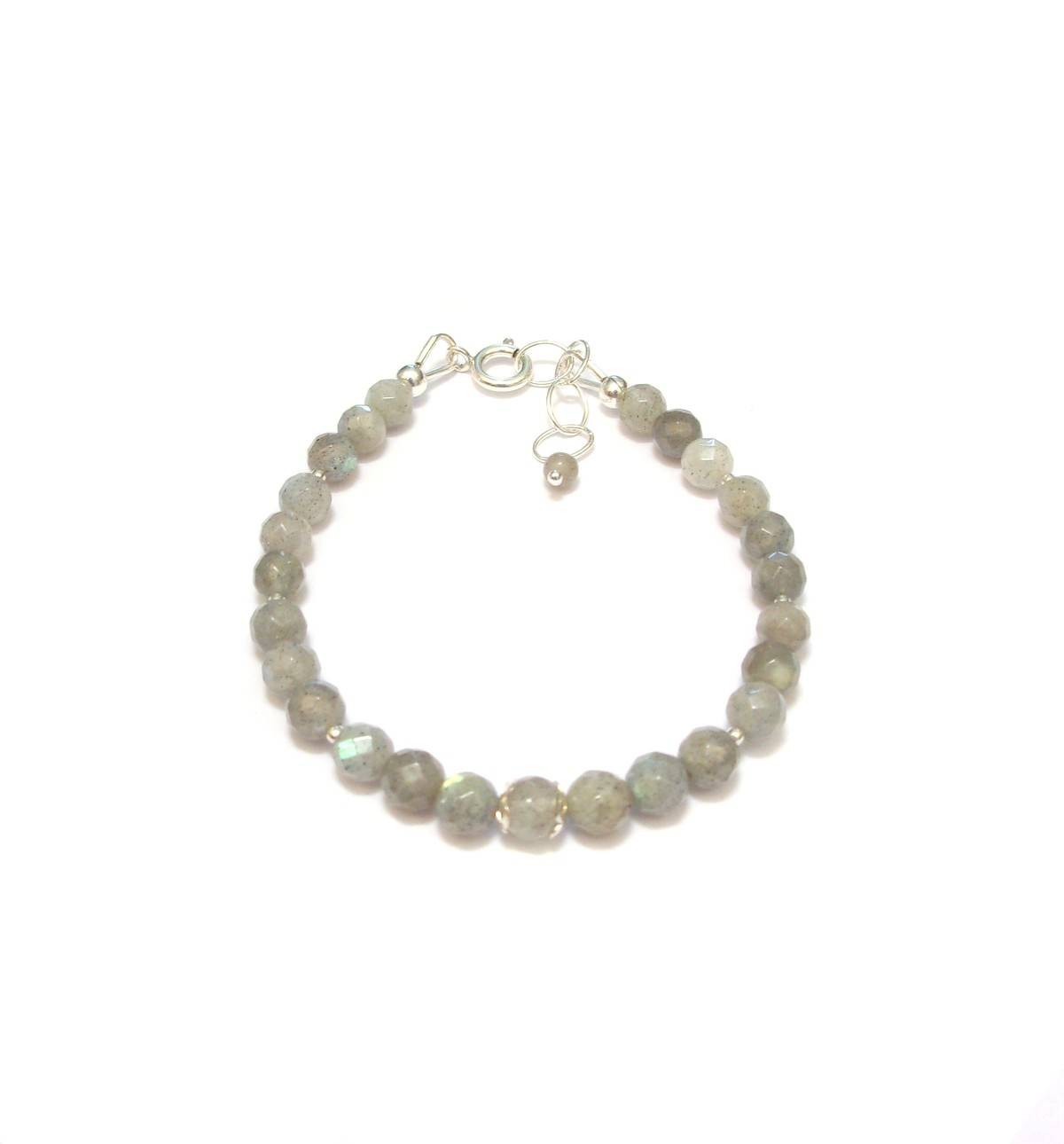 Un bracelet élégant en argent 925 et labradorite, parfait pour allier style et bien-être au quotidien.