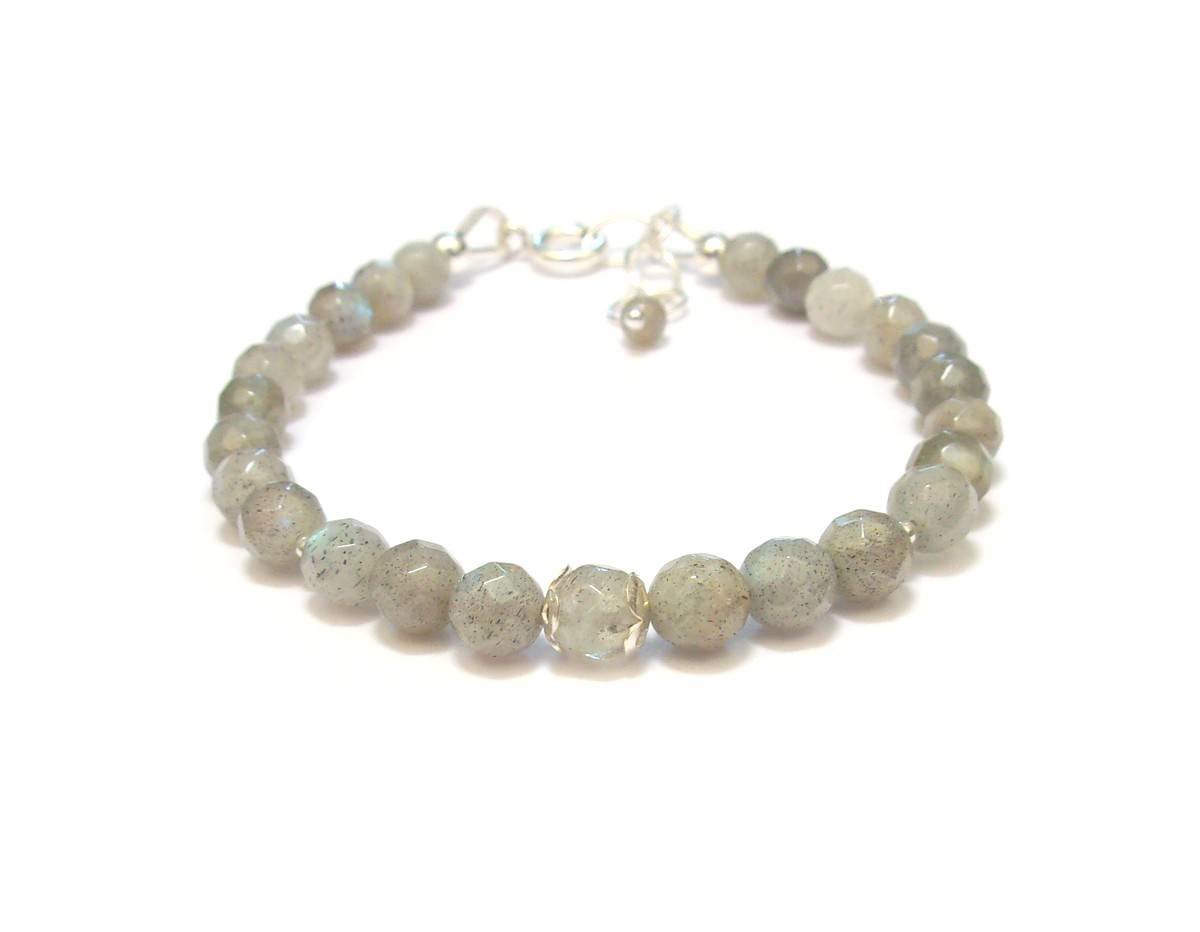 Ce bracelet en argent 925 et labradorite naturelle est conçu pour offrir protection et apaisement. La labradorite, pierre puissante, protège des influences négatives tout en renforçant votre intuition.