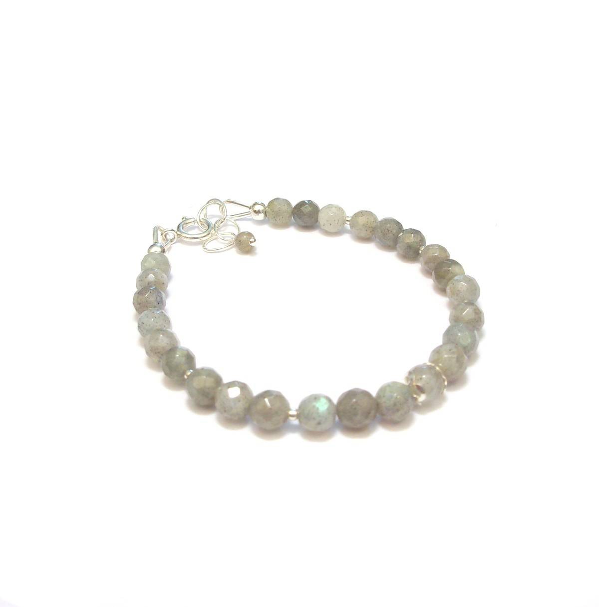 Fabriqué à la main, ce bracelet avec pierres naturelles de labradorite en argent 925 est idéal pour harmoniser vos énergies et vous protéger des mauvaises vibrations. Un bijou à porter au quotidien pour un bien-être durable.