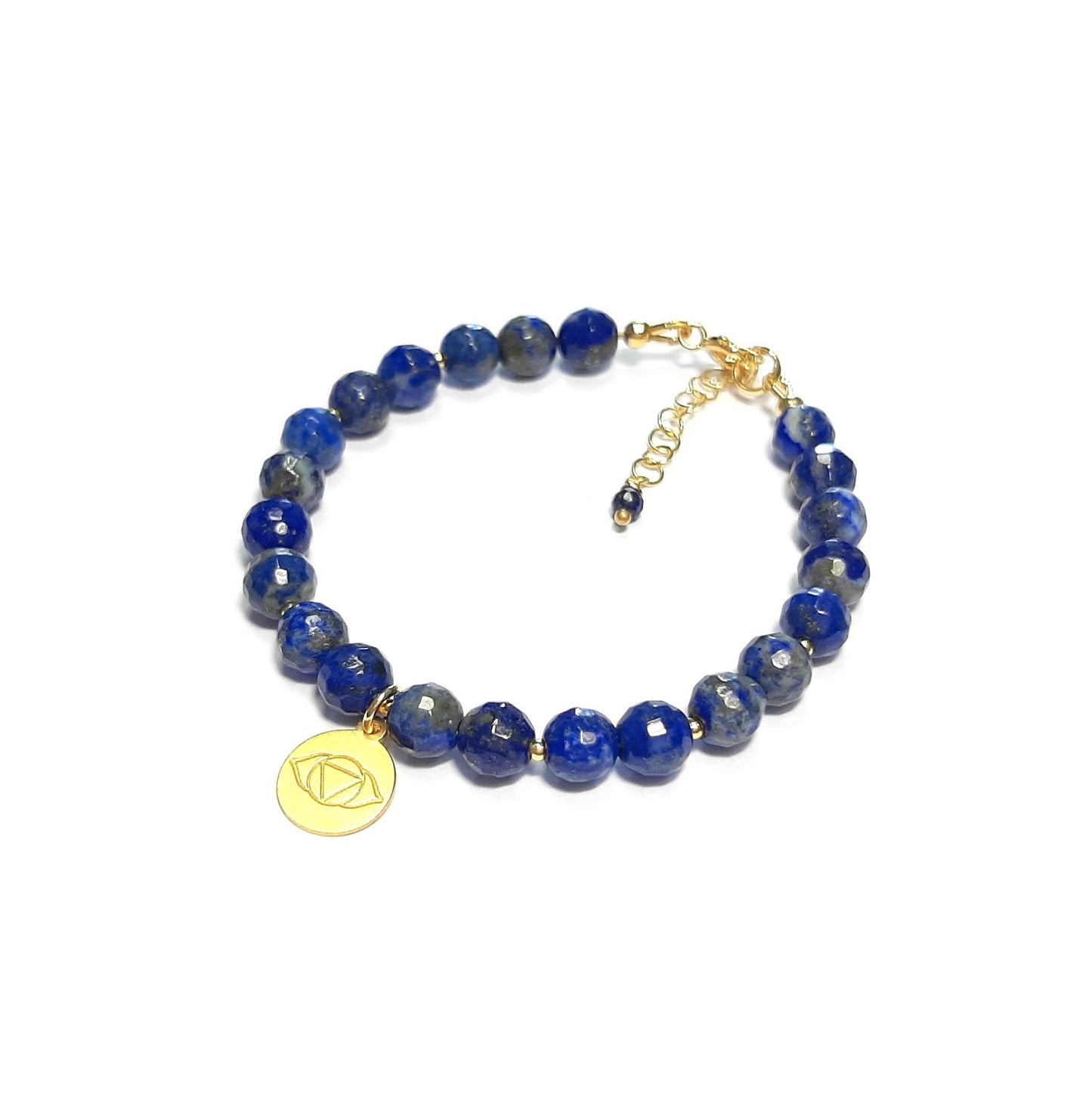 Bracelet chakra Ajna en argent fin et lapis lazuli. Les chakras sont des centres d’énergie. Chaque chakra est représenté par une couleur et un symbole. Il y a 7 chakras au total, AJNA, c'est le troisième œil et le centre de l'intuition.