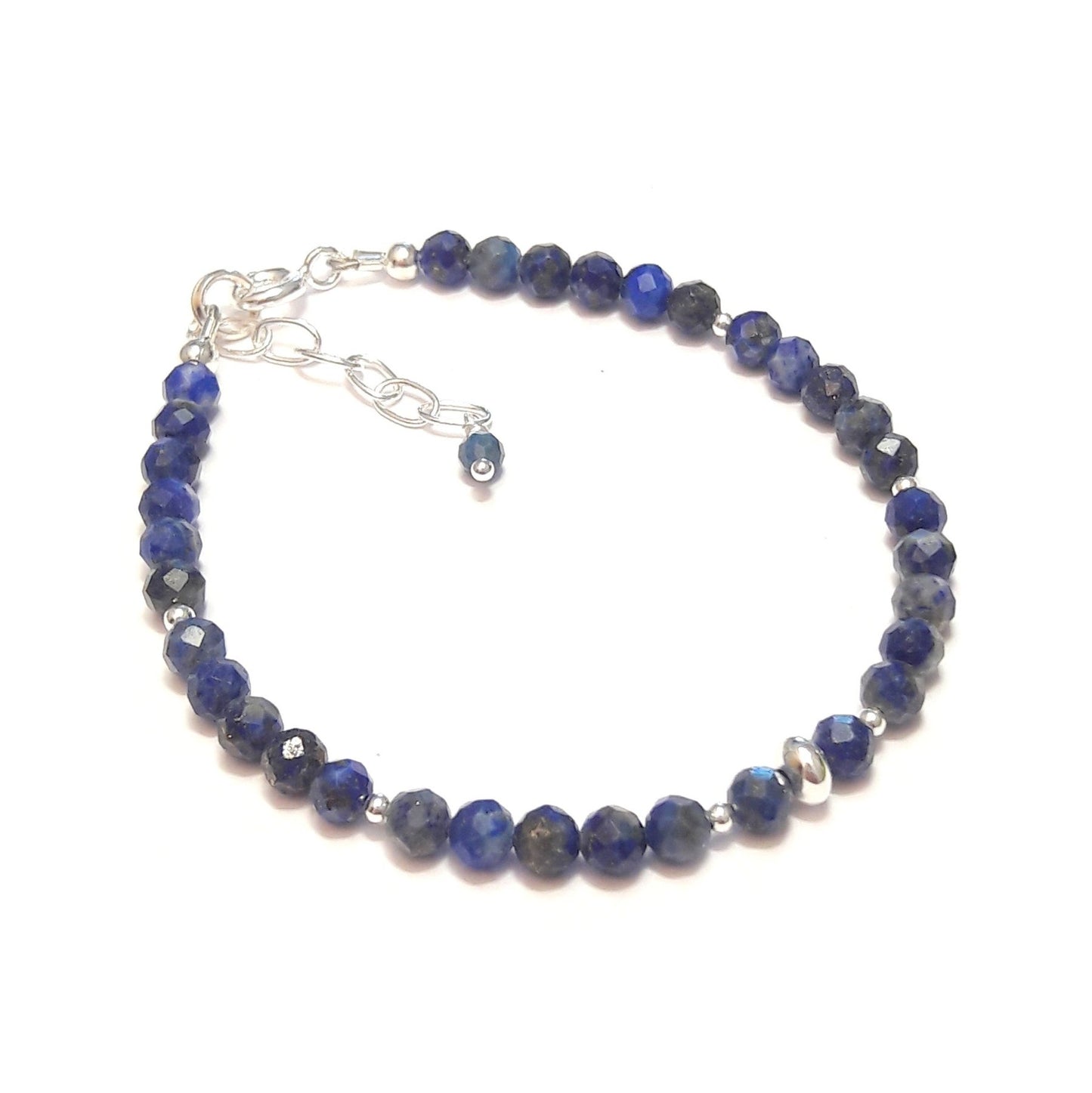 Bracelet élégant en argent 925 orné de perles de lapis-lazuli naturelles. Chaque pierre est unique, avec des nuances de bleu profond et des veines dorées caractéristiques. Longueur ajustable: 17 cm avec une chaînette d'extension. Diamètre des perles: 4 mm.
Le lapis-lazuli, pierre précieuse utilisée depuis l'Antiquité, est réputé pour ses vertus protectrices. Il apporte sérénité et courage, tout en aidant à soulager le stress. Un bijou à la fois esthétique et porteur de sens.