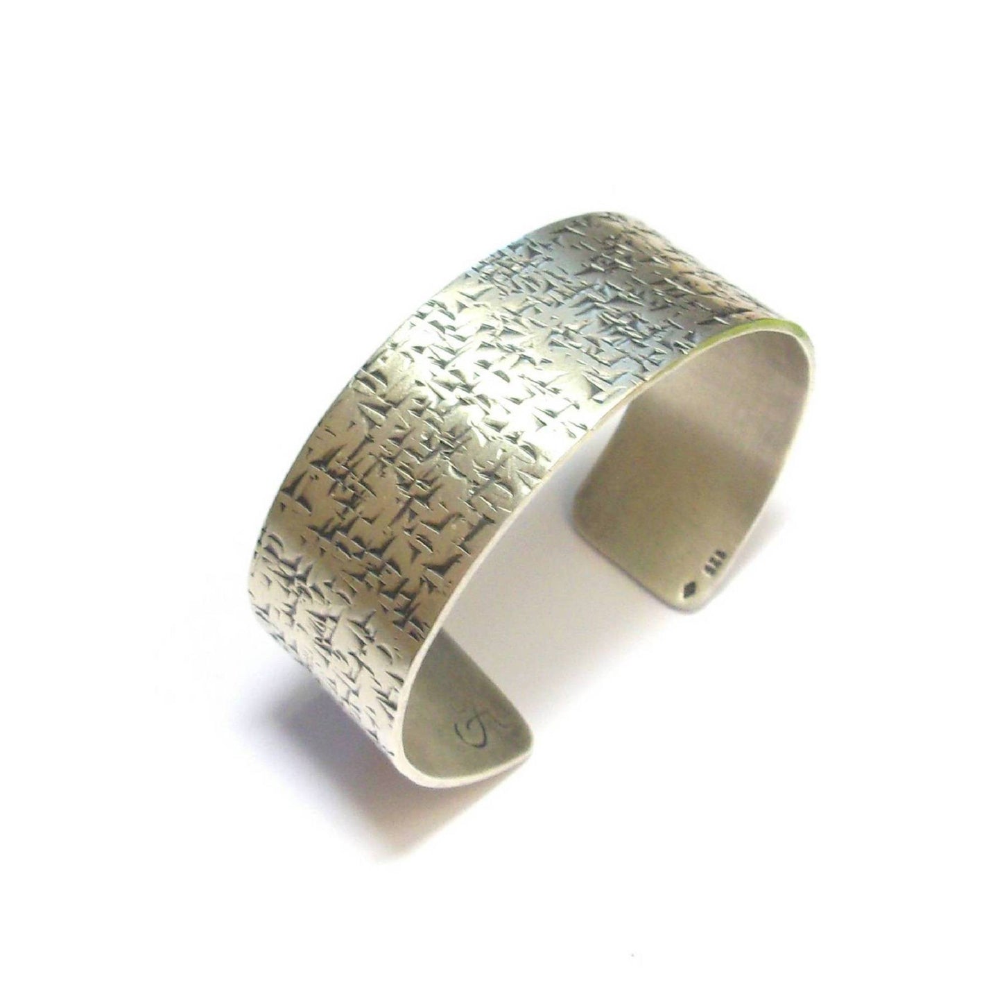 Bracelet large réglable en argent massif patiné noire. Bracelet artisanal fabriqué en France, argent responsable.