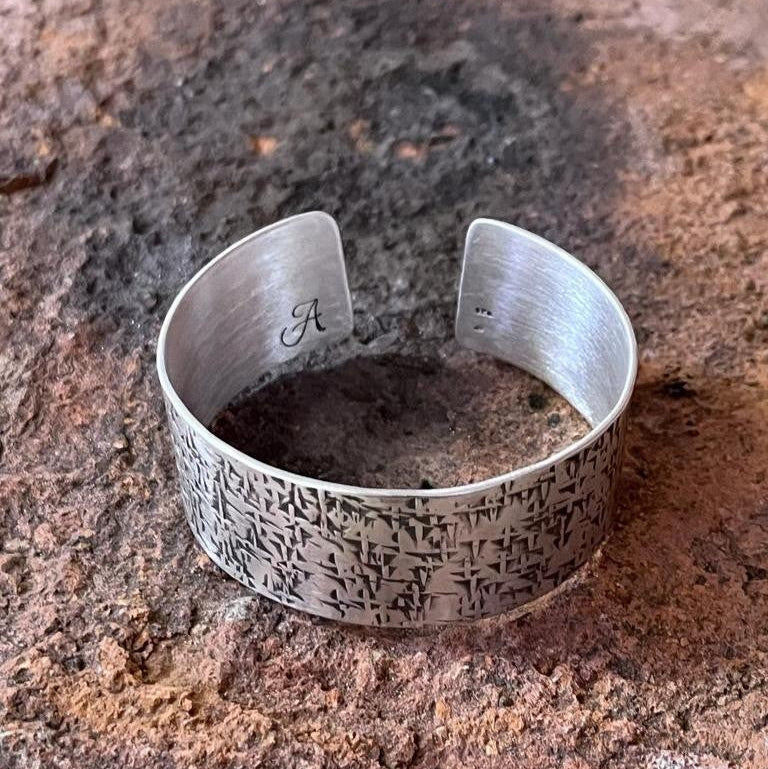 Bracelet large en argent massif martelé fabriqué à partir d'une feuille d'argent l
Bracelet ethnique en argent massif martelé et patiné. Ce bracelet est destiné à une femme recherchant un braclet manchette bien voyant et agréable à porter.