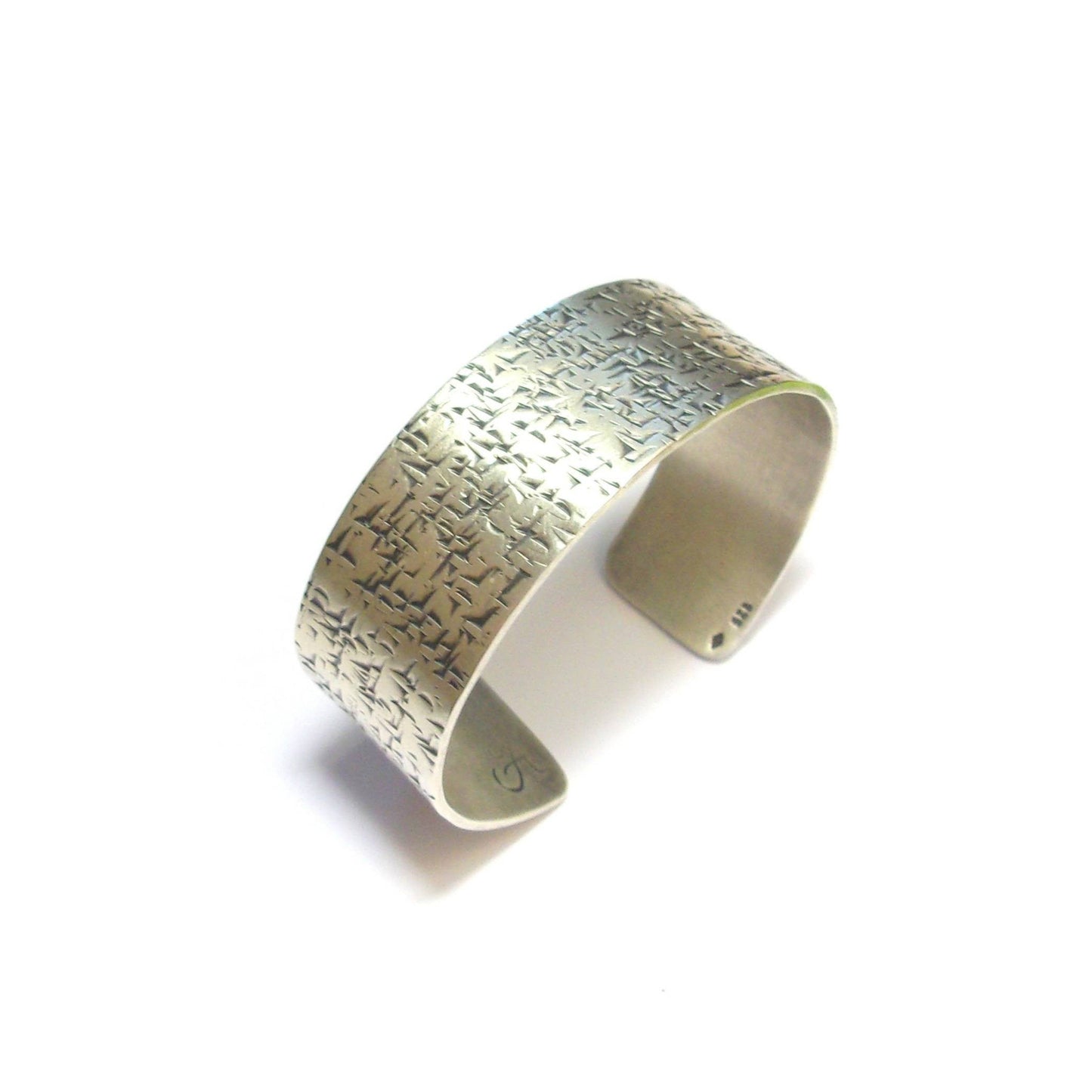 Bracelet ajustable en argent massif 925
Hauteur de 2 cm (centimètres)
Bijou artisanal. Manchette en argent massif martelé. Taille ajustable. Bijoux éthiques en argent éco-responsable