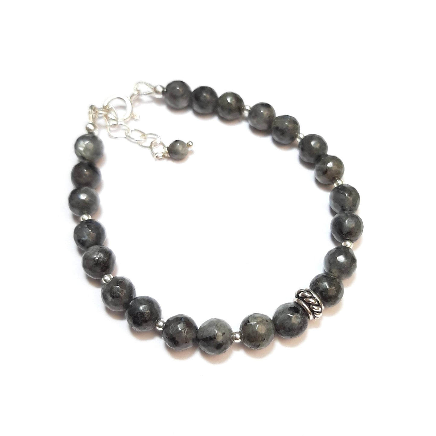 Bracelet en argent 925 et pierres fines: labradorite noire, également connue sous le nom de larvikite. Portez-le seul pour une touche minimaliste, ou associez-le à d'autres bracelets pour un look moderne et tendance.
