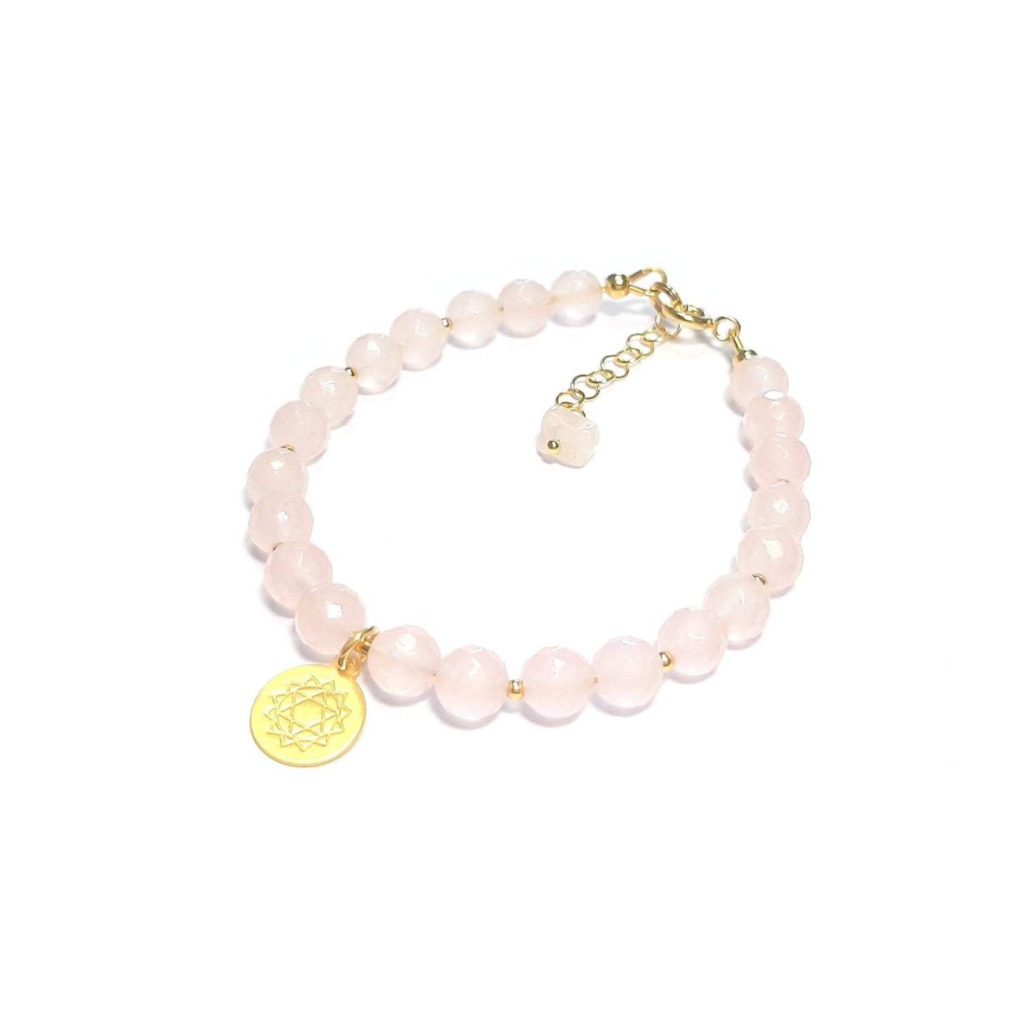 Bracelet bohème en argent fin doré en quartz rose avec une petite médaille chakra anahata. ANAHATA est le chakra du cœur et il est associé à l'amour inconditionnel.